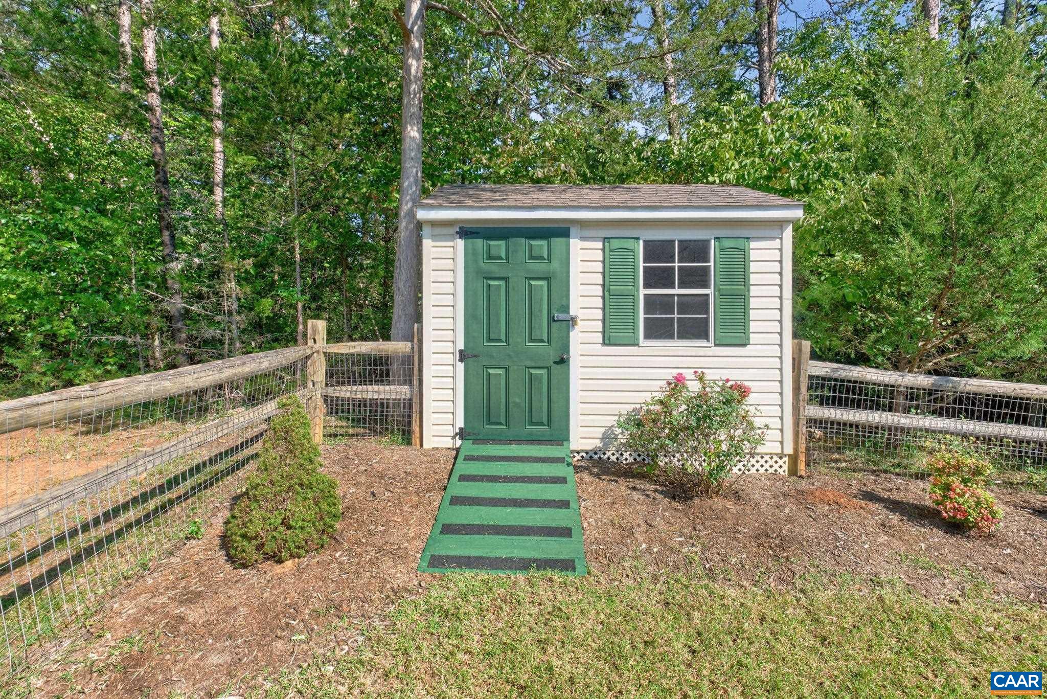 Storage shed is in great condition and ready for all your outdoor storage needs. Storage shed is in great condition and ready for all your outdoor storage needs.