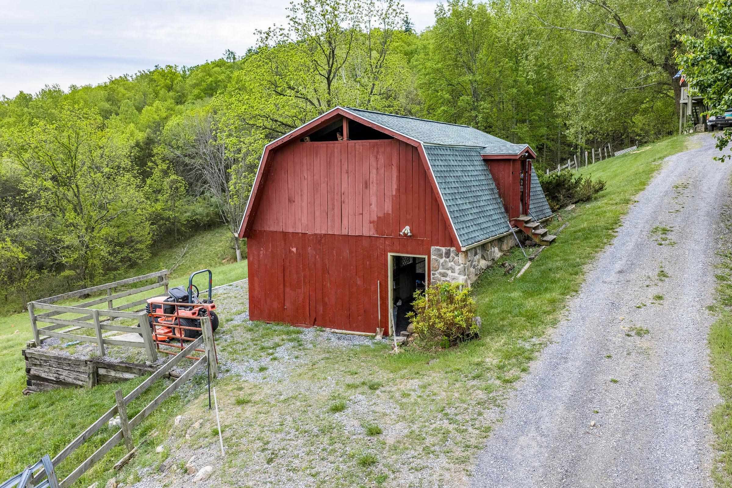 3 stall barn with walk-on upper level. 3 stall barn with walk-on upper level.