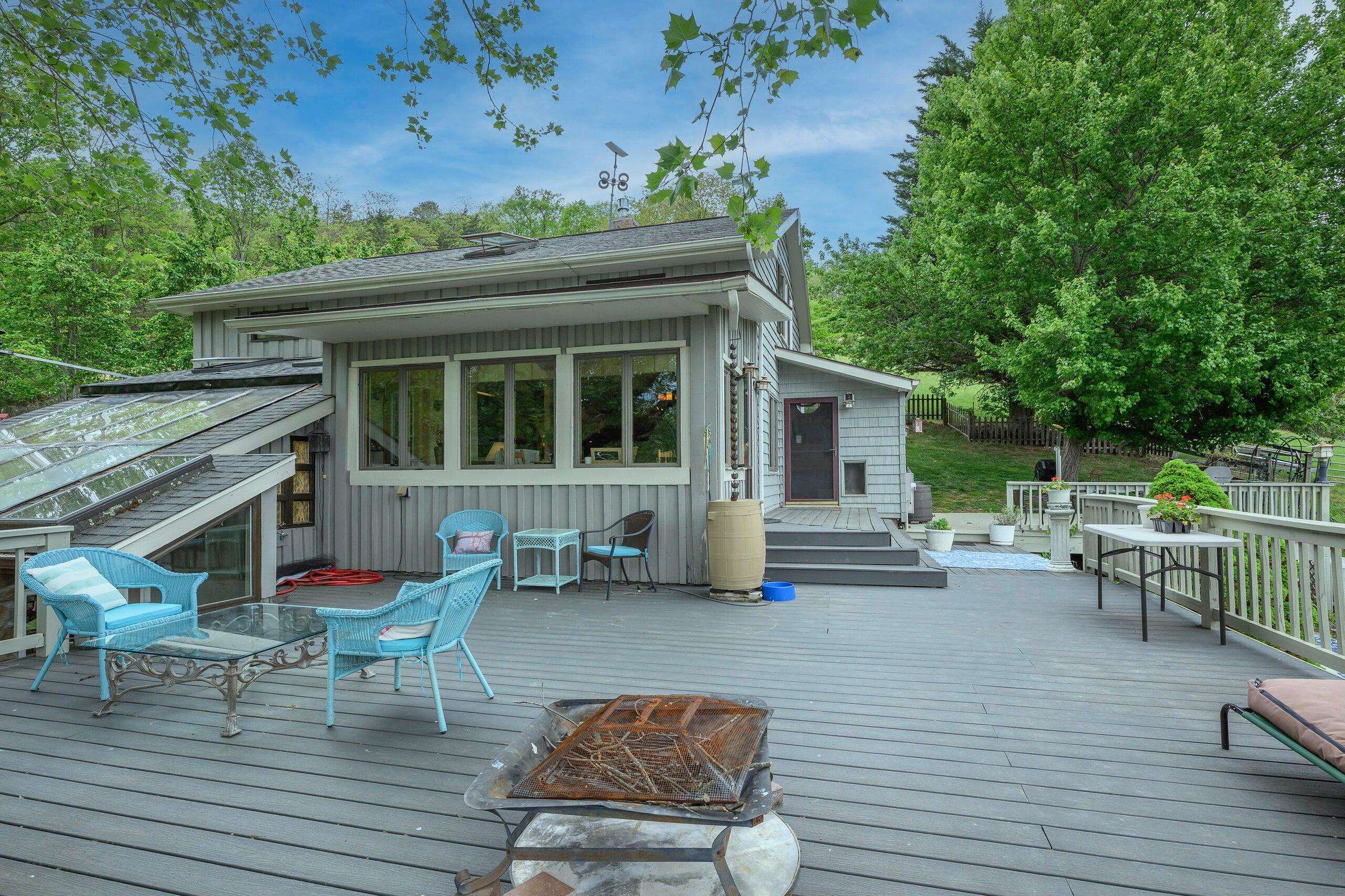 Expansive deck Expansive deck