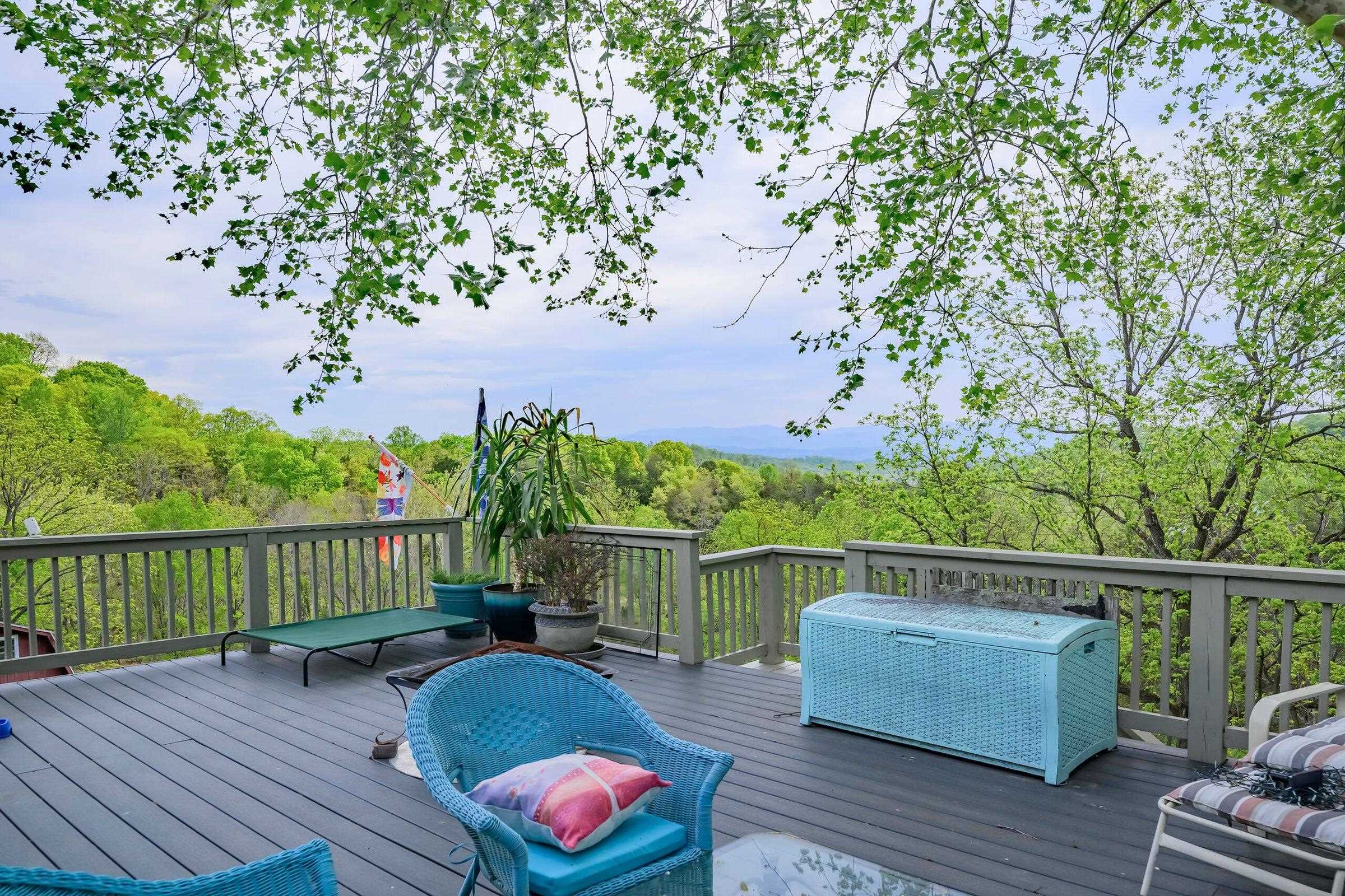 Amazing Blue Ridge Mountain views from deck and house. Amazing Blue Ridge Mountain views from deck and house.