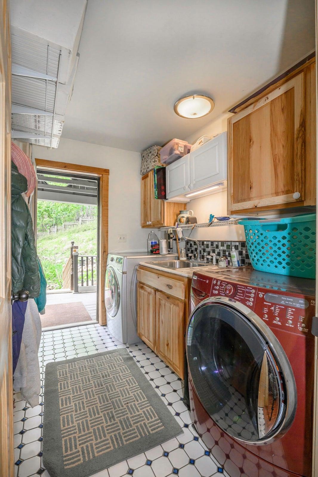 Laundry room with porch Laundry room with porch