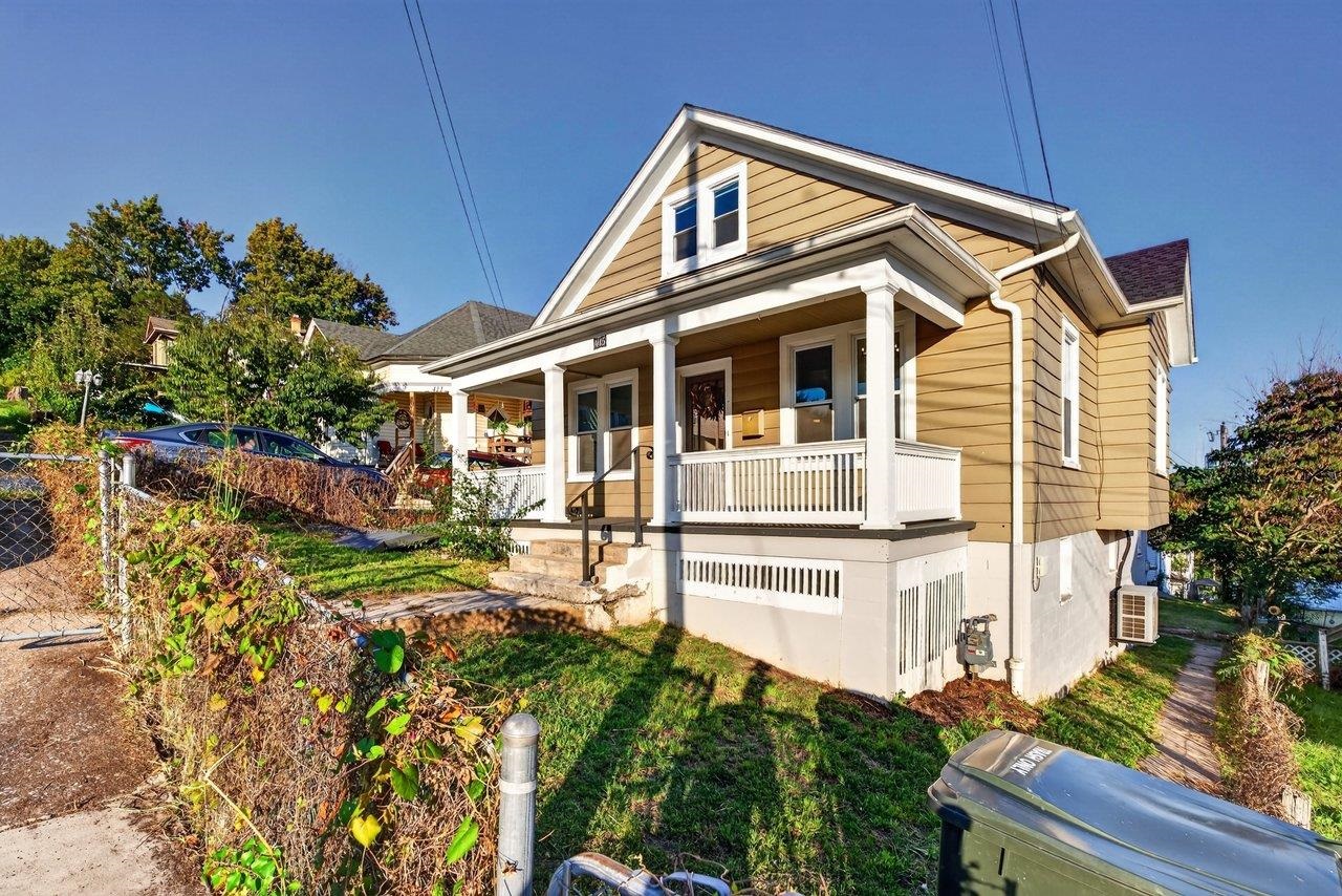 415 MARQUIS ST, STAUNTON, Virginia 24401, 3 Bedrooms Bedrooms, ,2 BathroomsBathrooms,Residential,415 MARQUIS ST,683163 MLS # 683163