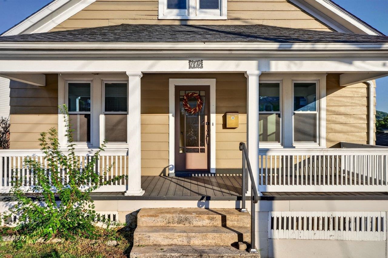 415 MARQUIS ST, STAUNTON, Virginia 24401, 3 Bedrooms Bedrooms, ,2 BathroomsBathrooms,Residential,415 MARQUIS ST,683163 MLS # 683163