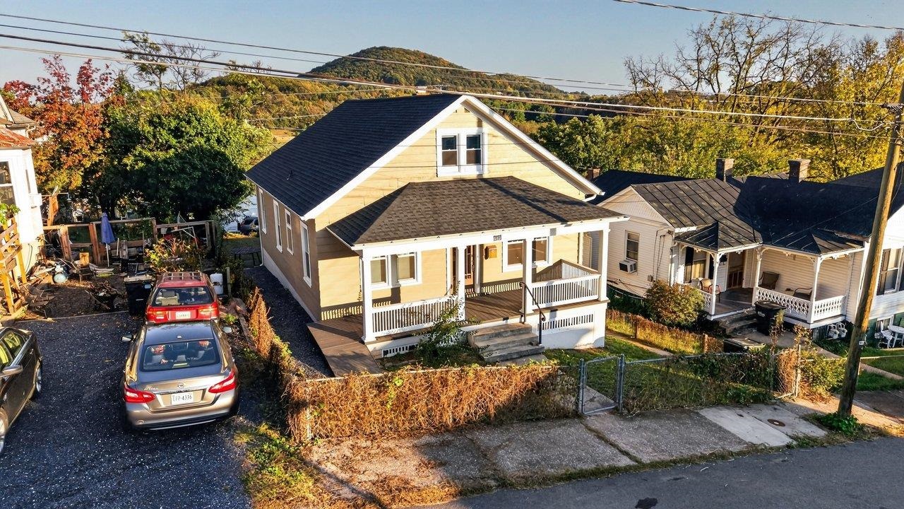 415 MARQUIS ST, STAUNTON, Virginia 24401, 3 Bedrooms Bedrooms, ,2 BathroomsBathrooms,Residential,415 MARQUIS ST,683163 MLS # 683163