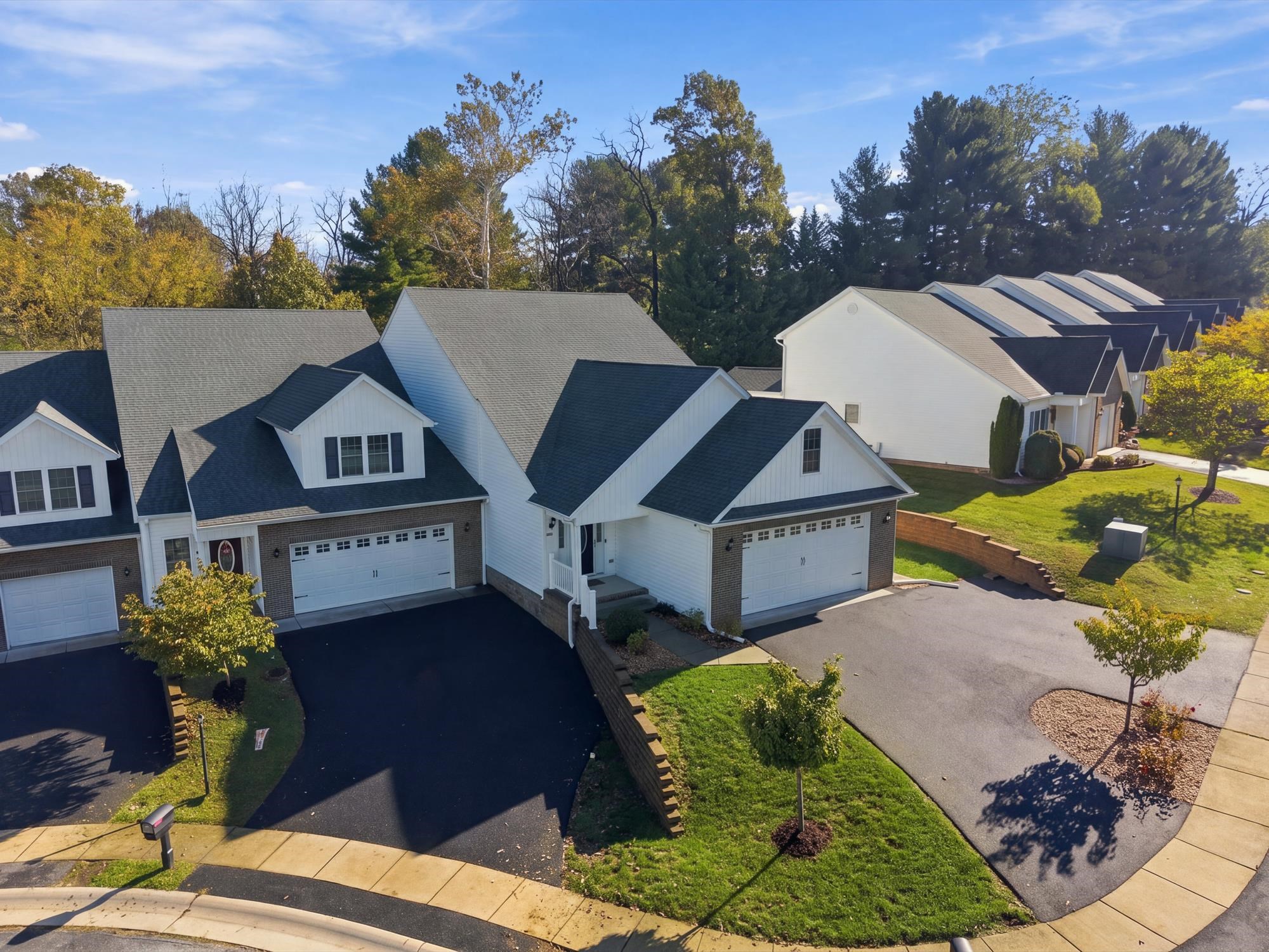 418 COLLINSWOOD DR, STAUNTON, Virginia 22401, 4 Bedrooms Bedrooms, ,3 BathroomsBathrooms,Residential,End unit townhome, double driveway, high-end finis,418 COLLINSWOOD DR,683182 MLS # 683182
