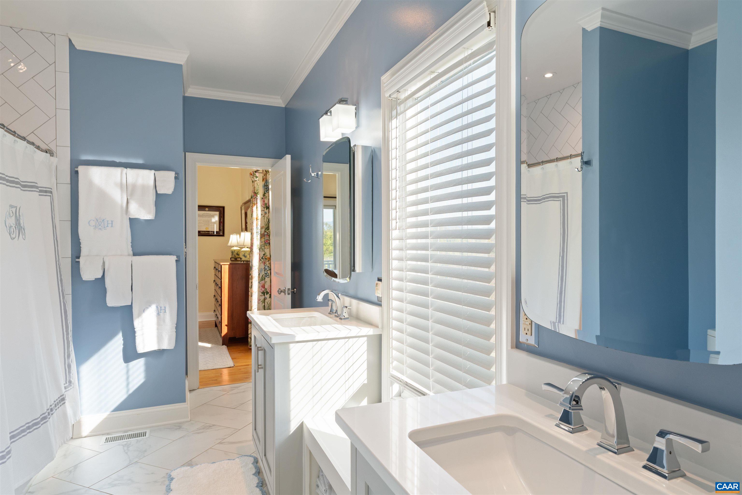 Bath renovated in 2021 with new fixtures, tile and trim. Bath renovated in 2021 with new fixtures, tile and trim.