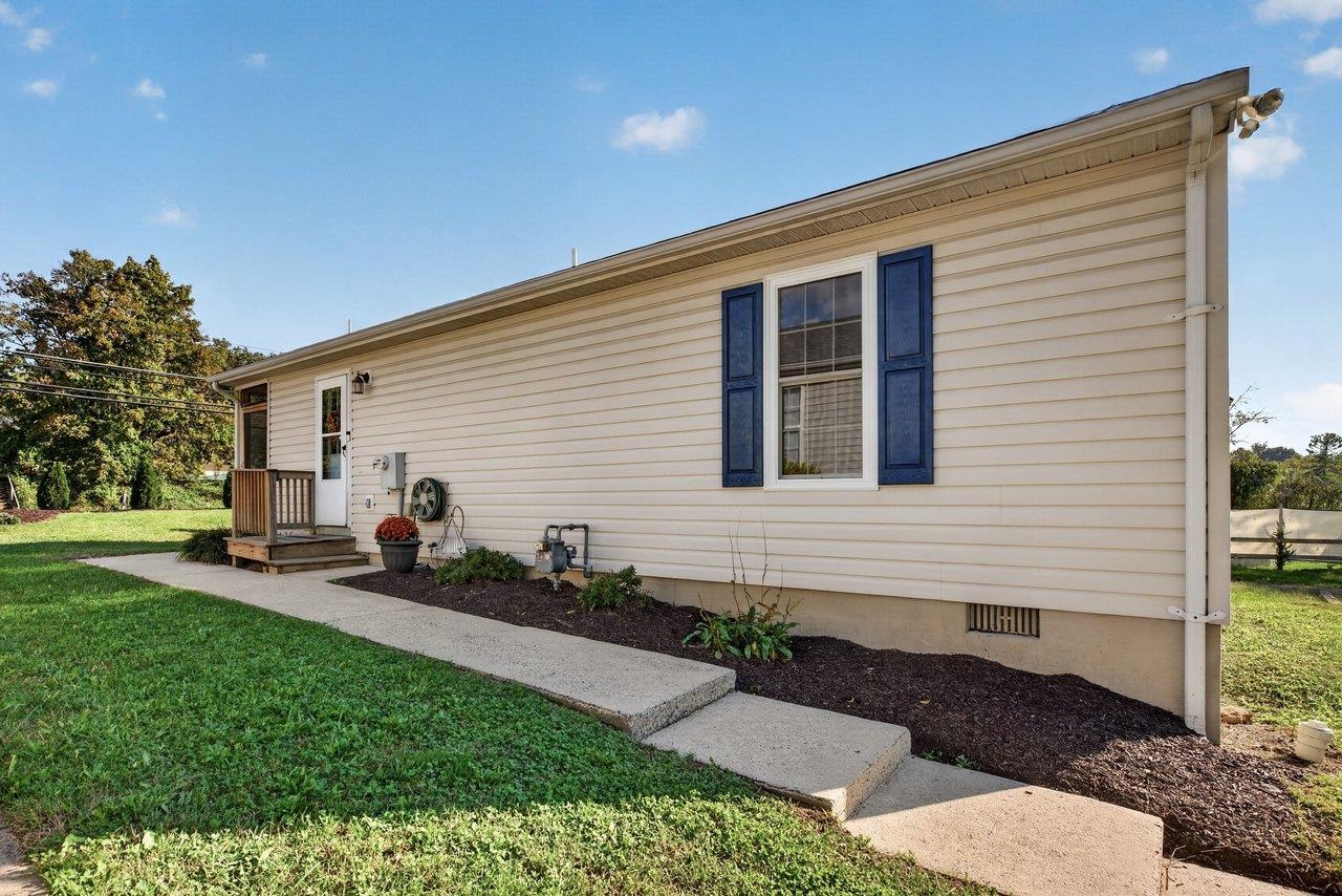 1447 N DELPHINE AVE, WAYNESBORO, Virginia 22980, 3 Bedrooms Bedrooms, ,2 BathroomsBathrooms,Residential,1447 N DELPHINE AVE,683223 MLS # 683223
