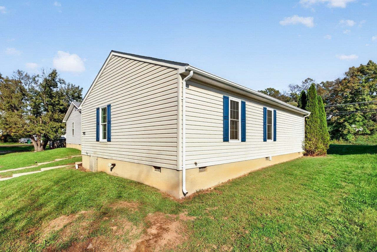 1447 N DELPHINE AVE, WAYNESBORO, Virginia 22980, 3 Bedrooms Bedrooms, ,2 BathroomsBathrooms,Residential,1447 N DELPHINE AVE,683223 MLS # 683223
