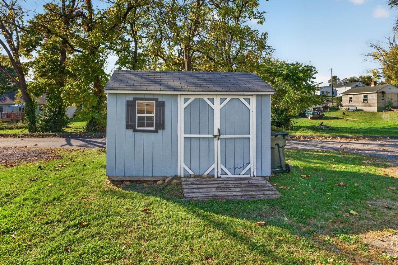 1447 N DELPHINE AVE, WAYNESBORO, Virginia 22980, 3 Bedrooms Bedrooms, ,2 BathroomsBathrooms,Residential,1447 N DELPHINE AVE,683223 MLS # 683223