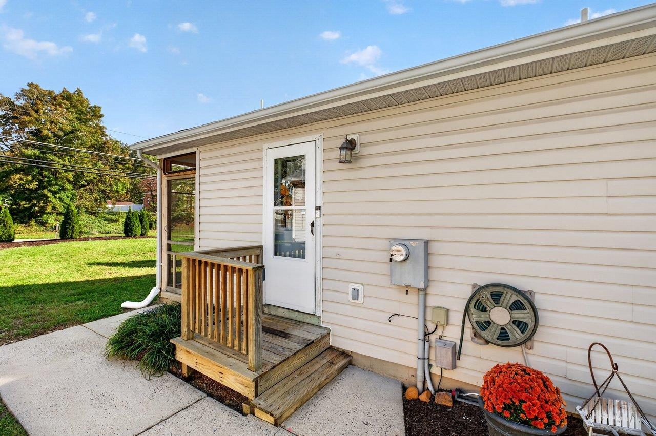 1447 N DELPHINE AVE, WAYNESBORO, Virginia 22980, 3 Bedrooms Bedrooms, ,2 BathroomsBathrooms,Residential,1447 N DELPHINE AVE,683223 MLS # 683223