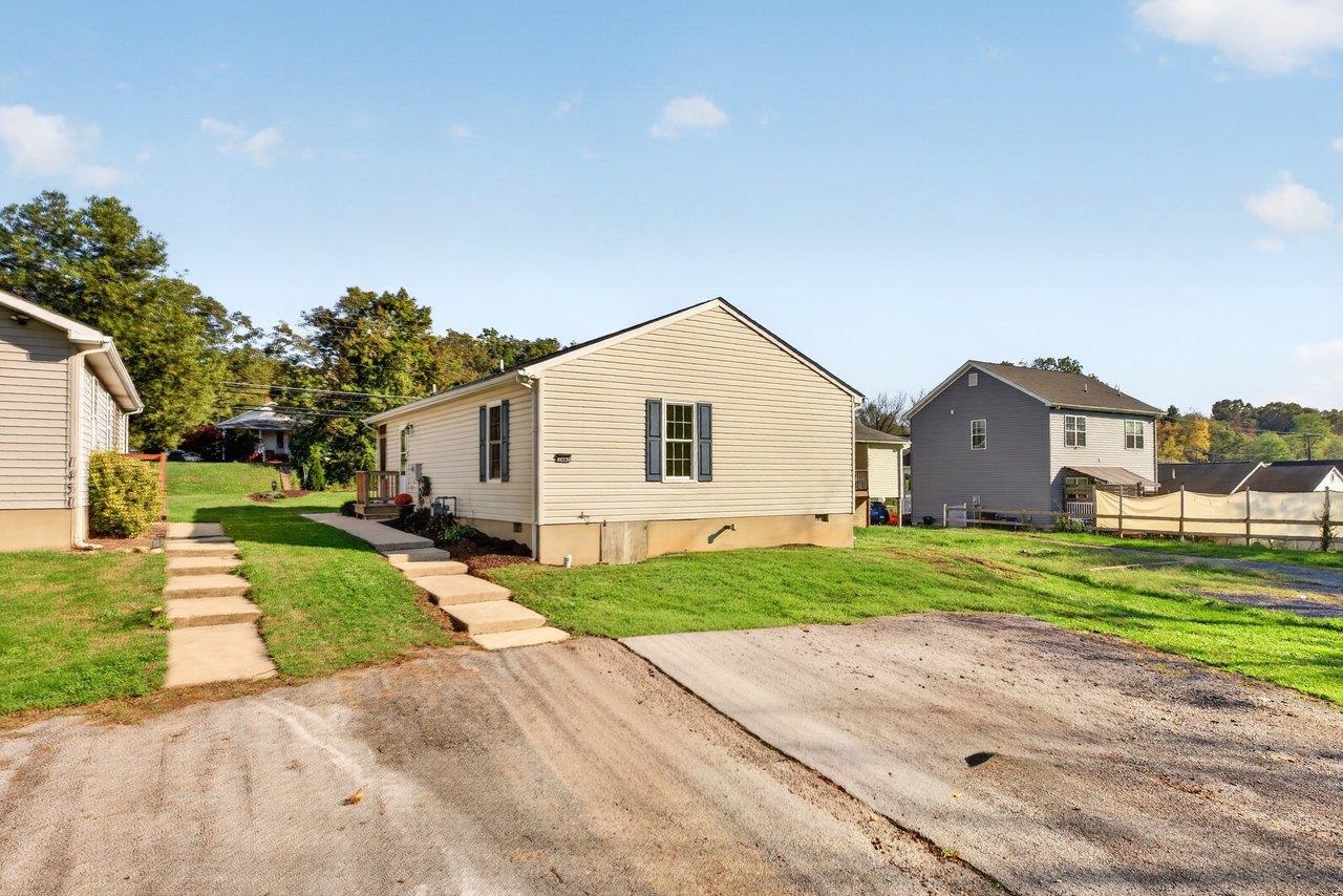 1447 N DELPHINE AVE, WAYNESBORO, Virginia 22980, 3 Bedrooms Bedrooms, ,2 BathroomsBathrooms,Residential,1447 N DELPHINE AVE,683223 MLS # 683223