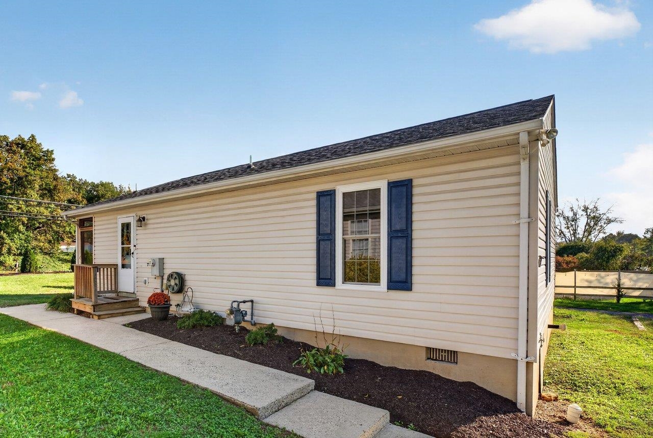 1447 N DELPHINE AVE, WAYNESBORO, Virginia 22980, 3 Bedrooms Bedrooms, ,2 BathroomsBathrooms,Residential,1447 N DELPHINE AVE,683223 MLS # 683223
