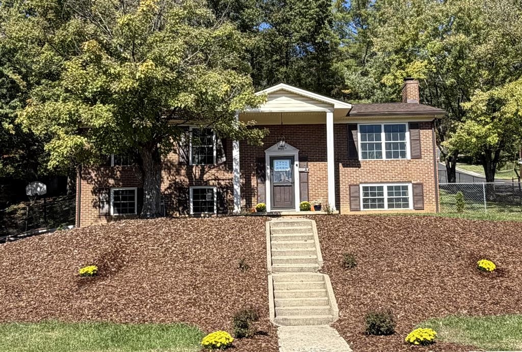 831 PAUL ST, STAUNTON, Virginia 24401, 3 Bedrooms Bedrooms, ,2 BathroomsBathrooms,Residential,831 PAUL ST,683235 MLS # 683235