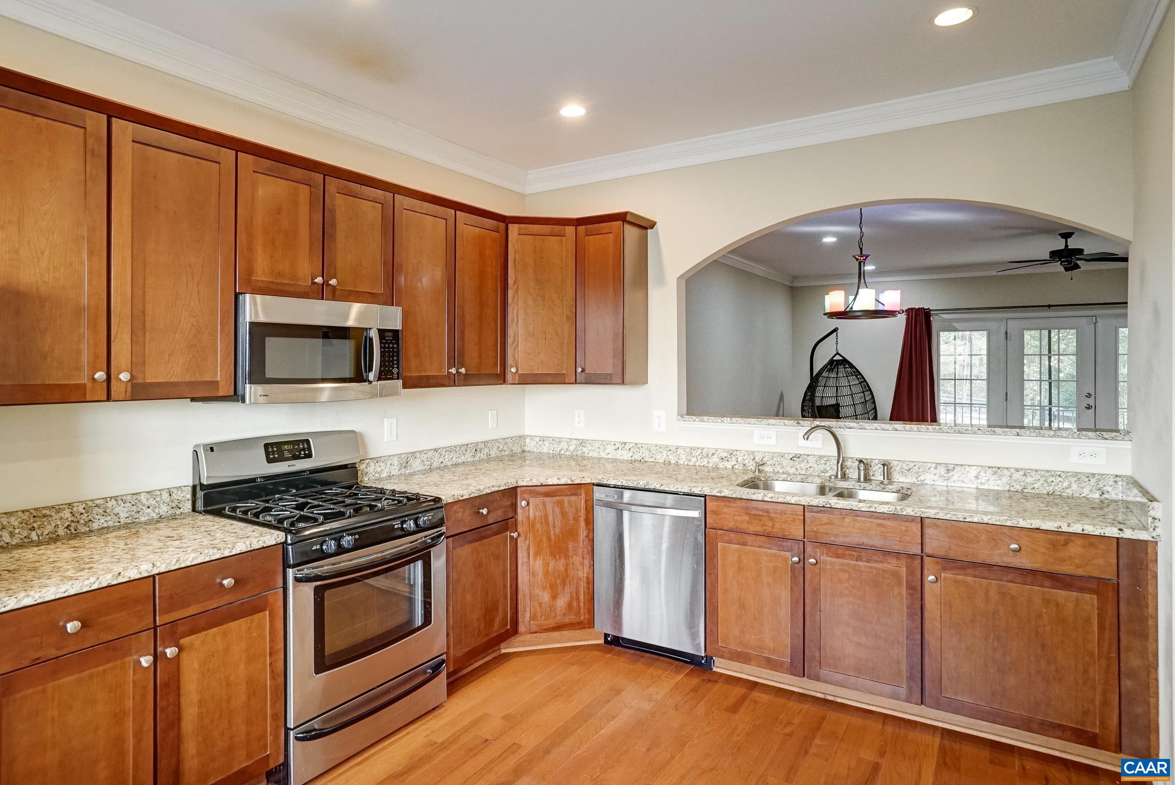 attractive opening btw kitchen and family/dining room