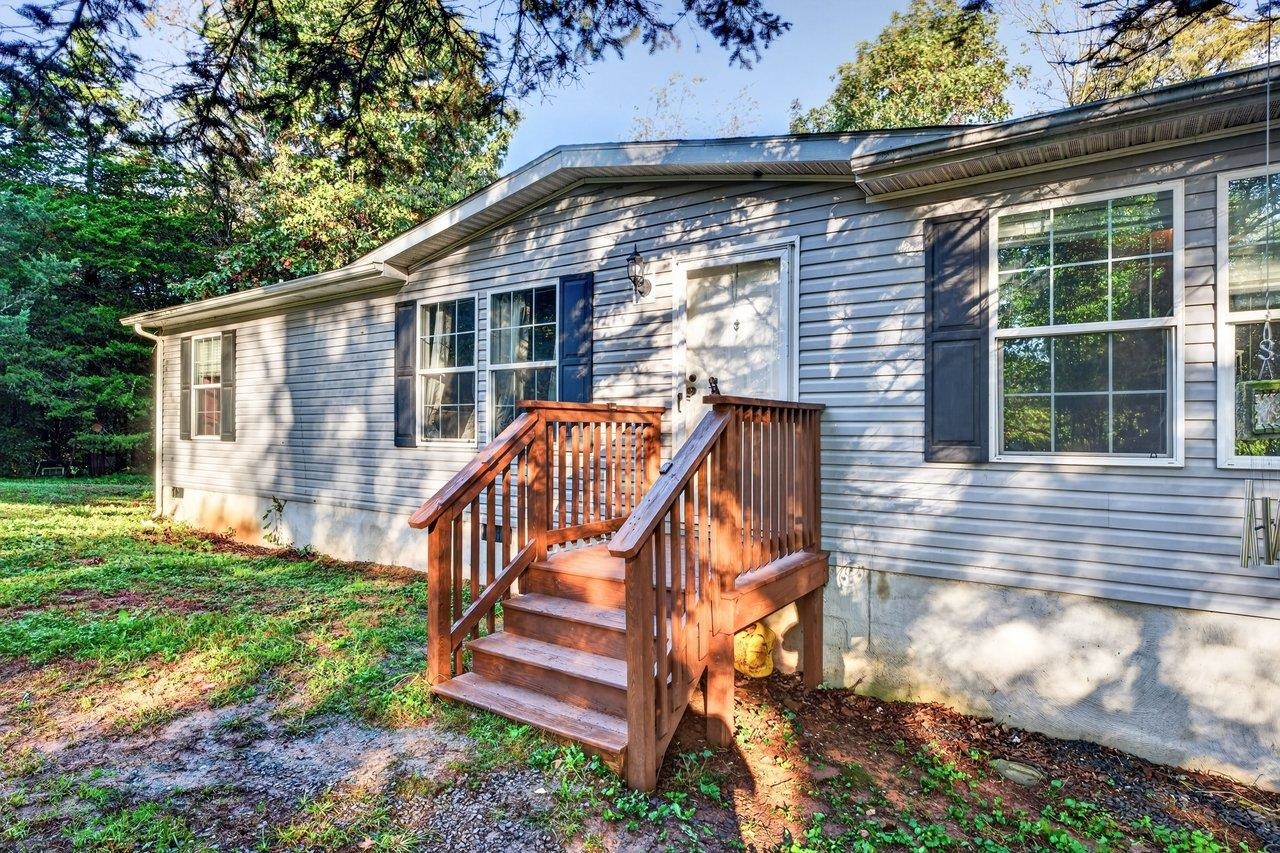 138 STONEWALL RD, WEYERS CAVE, Virginia 24486, 3 Bedrooms Bedrooms, ,2 BathroomsBathrooms,Residential,138 STONEWALL RD,683237 MLS # 683237