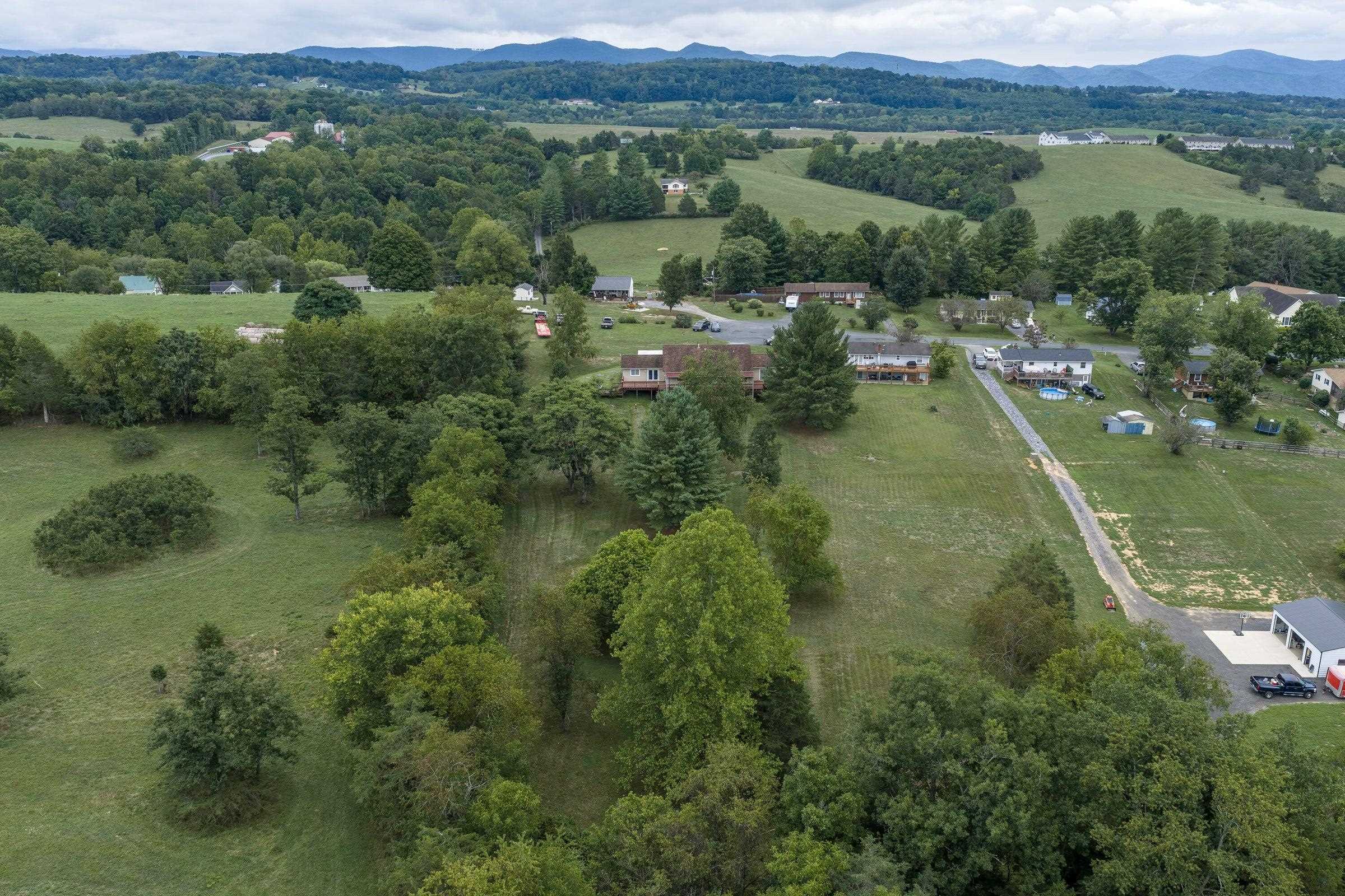 Located just minutes from downtown Lexington, W&L, VMI, and the Virginia Horse Center. Located just minutes from downtown Lexington, W&L, VMI, and the Virginia Horse Center.