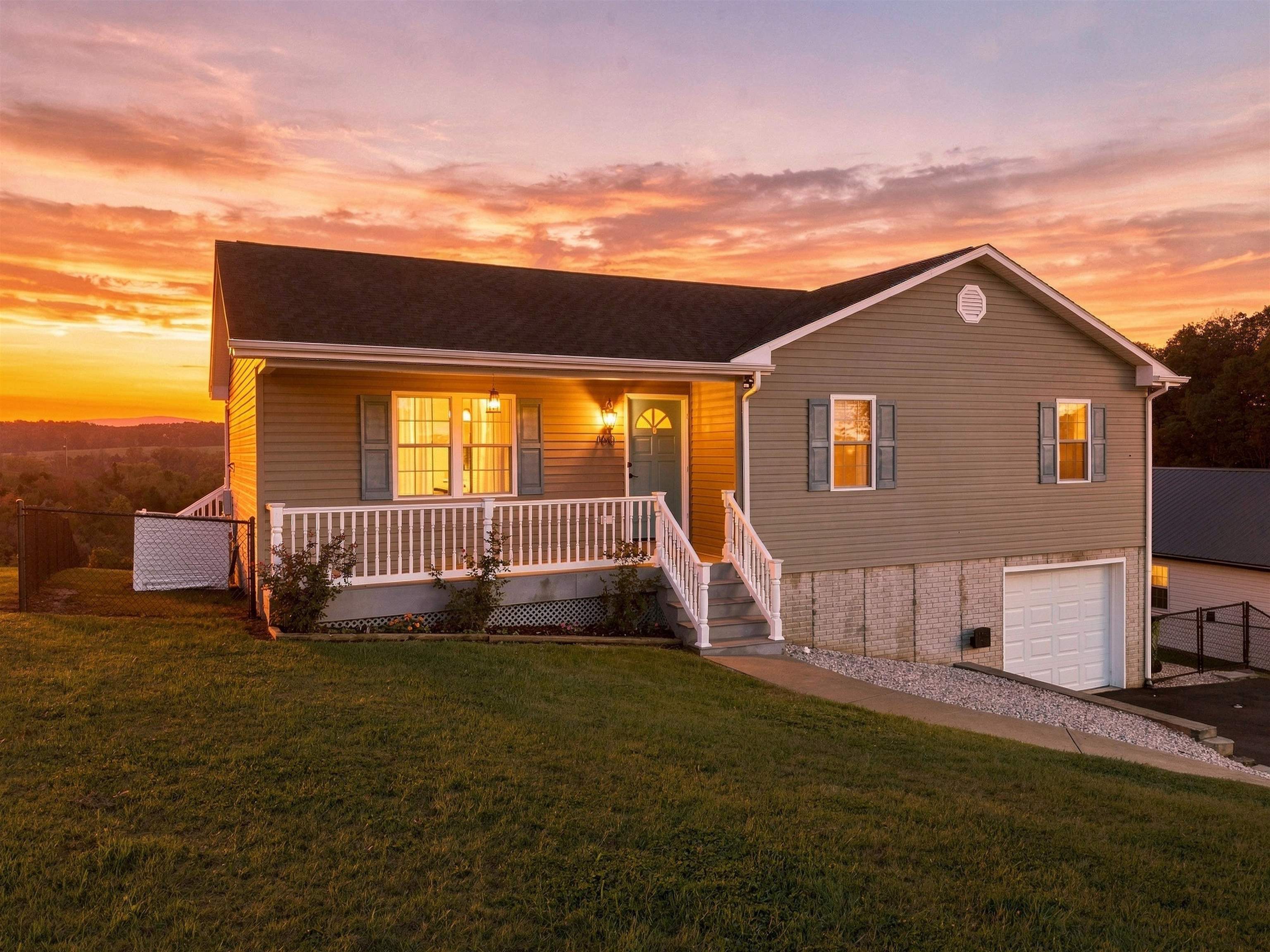 160 GREENVIEW DR, STAUNTON, Virginia 24401, 4 Bedrooms Bedrooms, ,3 BathroomsBathrooms,Residential,160 GREENVIEW DR,683291 MLS # 683291