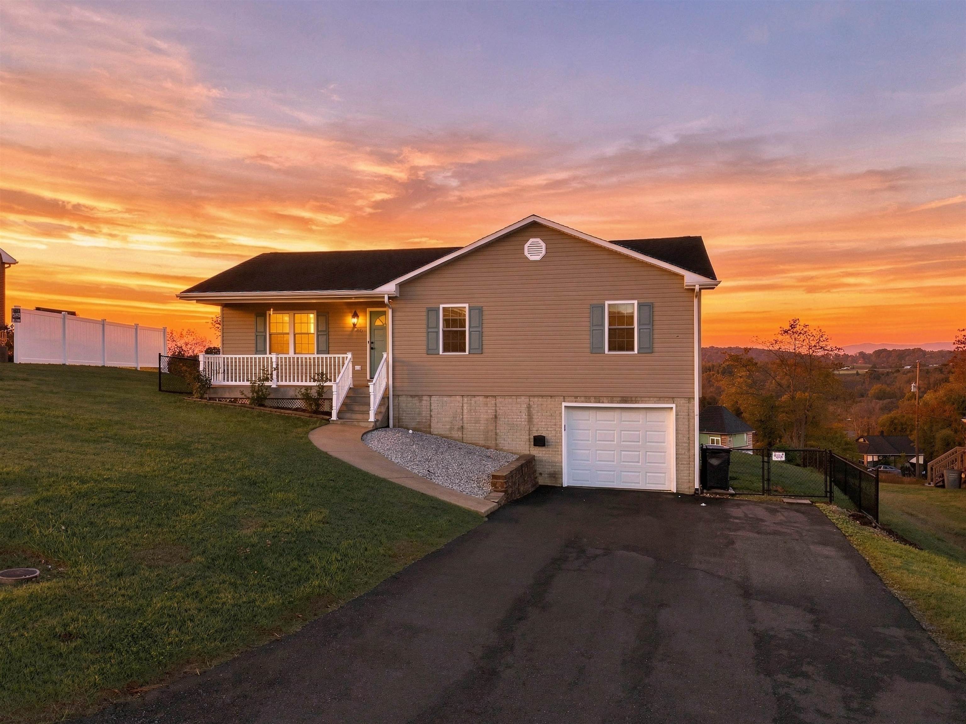 160 GREENVIEW DR, STAUNTON, Virginia 24401, 4 Bedrooms Bedrooms, ,3 BathroomsBathrooms,Residential,160 GREENVIEW DR,683291 MLS # 683291