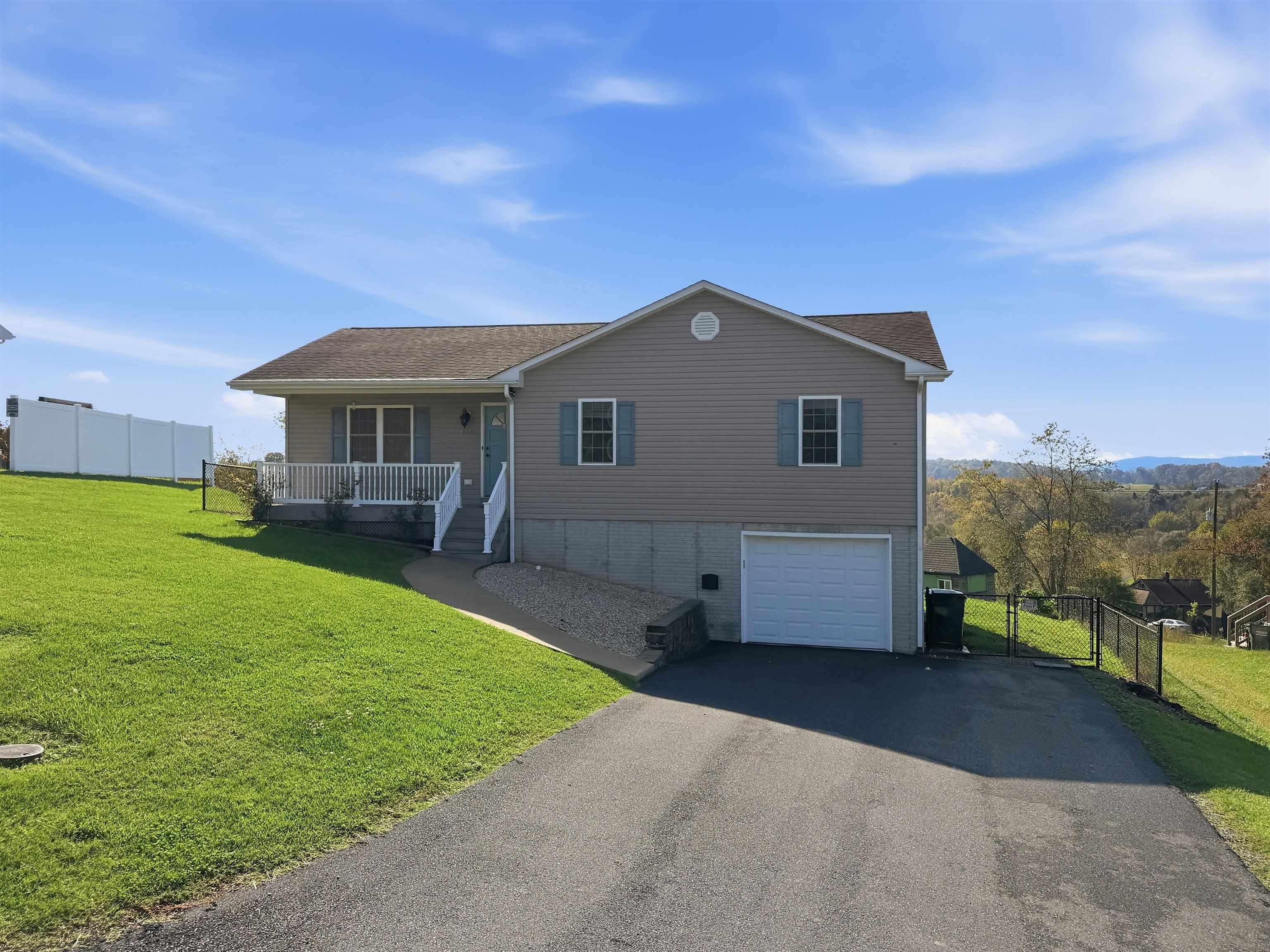 160 GREENVIEW DR, STAUNTON, Virginia 24401, 4 Bedrooms Bedrooms, ,3 BathroomsBathrooms,Residential,160 GREENVIEW DR,683291 MLS # 683291
