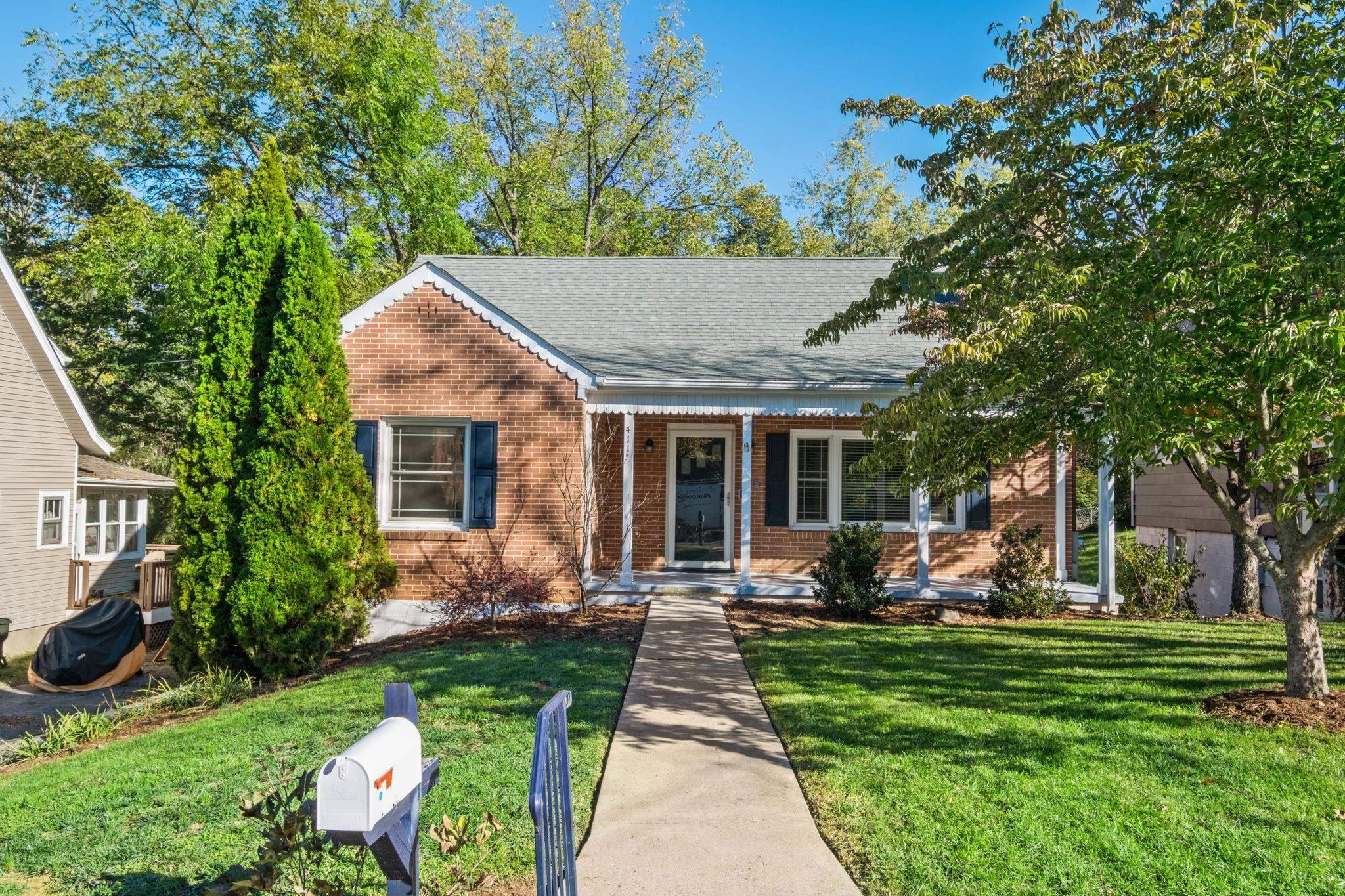 411 HENDREN AVE, STAUNTON, Virginia 24401, 4 Bedrooms Bedrooms, ,2 BathroomsBathrooms,Residential,411 HENDREN AVE,683316 MLS # 683316