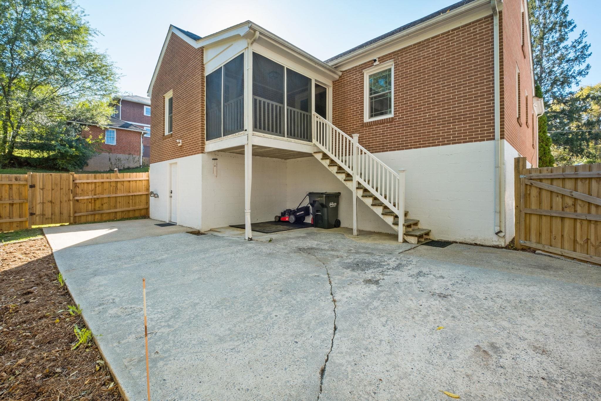 411 HENDREN AVE, STAUNTON, Virginia 24401, 4 Bedrooms Bedrooms, ,2 BathroomsBathrooms,Residential,411 HENDREN AVE,683316 MLS # 683316
