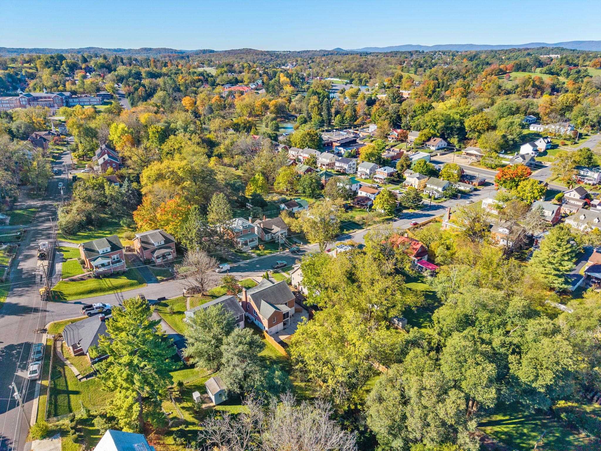 411 HENDREN AVE, STAUNTON, Virginia 24401, 4 Bedrooms Bedrooms, ,2 BathroomsBathrooms,Residential,411 HENDREN AVE,683316 MLS # 683316