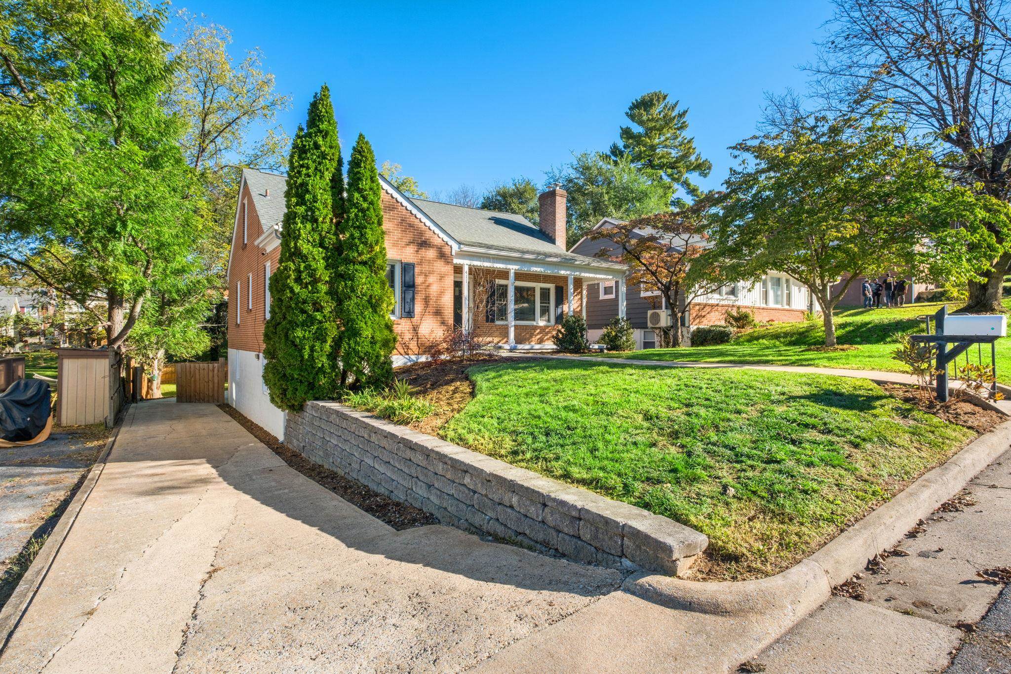 411 HENDREN AVE, STAUNTON, Virginia 24401, 4 Bedrooms Bedrooms, ,2 BathroomsBathrooms,Residential,411 HENDREN AVE,683316 MLS # 683316