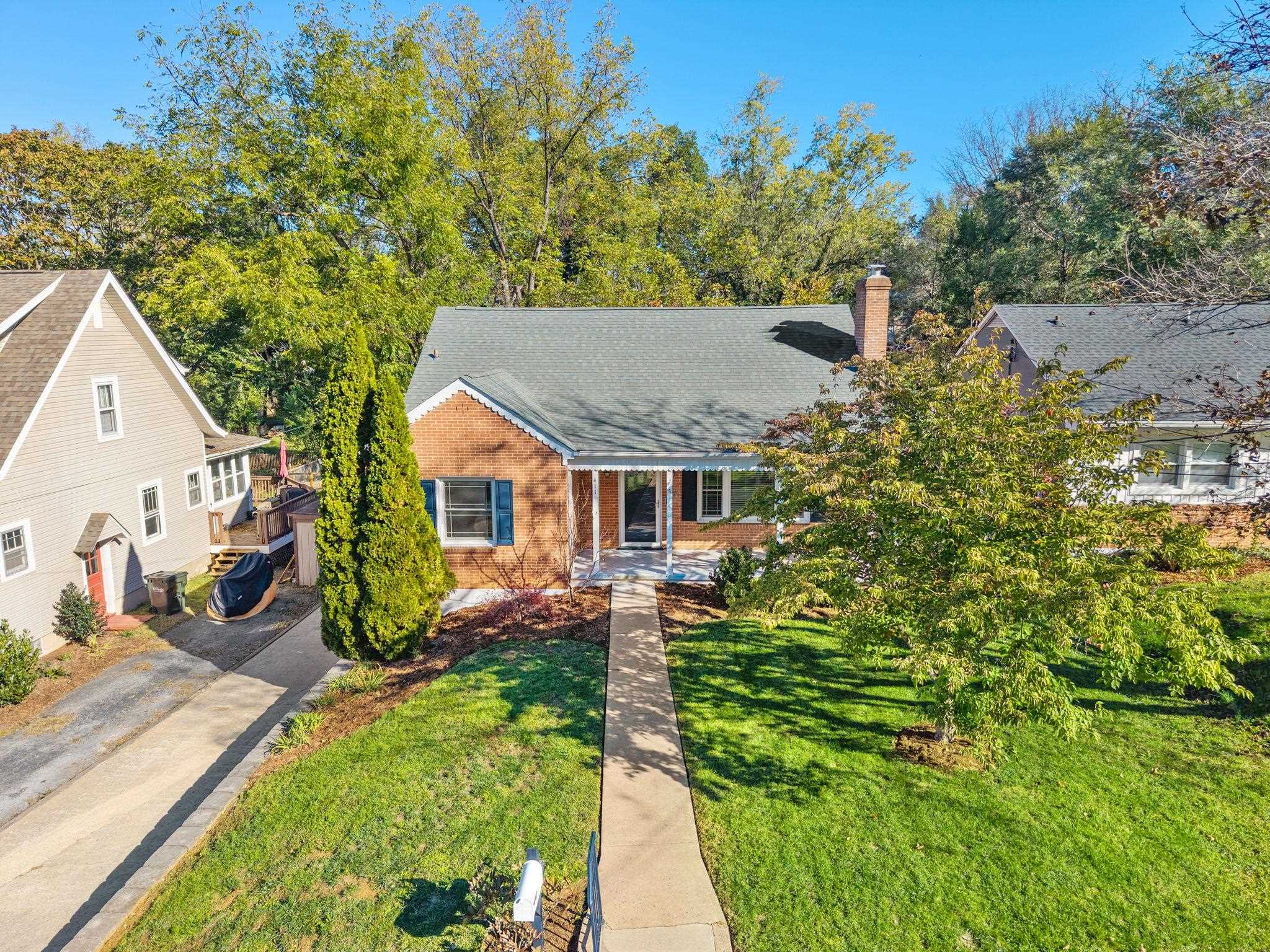 411 HENDREN AVE, STAUNTON, Virginia 24401, 4 Bedrooms Bedrooms, ,2 BathroomsBathrooms,Residential,411 HENDREN AVE,683316 MLS # 683316