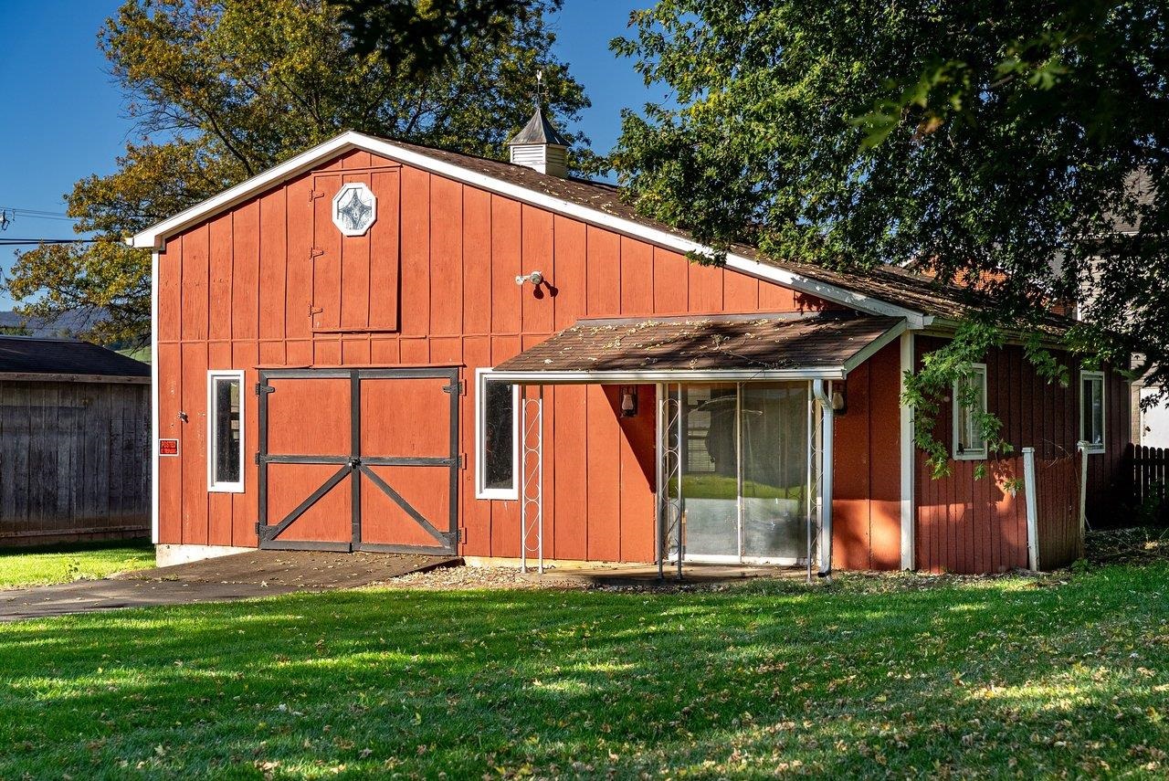 The workshop offers versatile space for woodworking, car repairs, hobbies, or additional storage.
