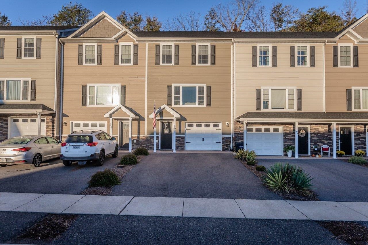 Welcome to this nicely maintained townhome conveniently located in Rockingham County!