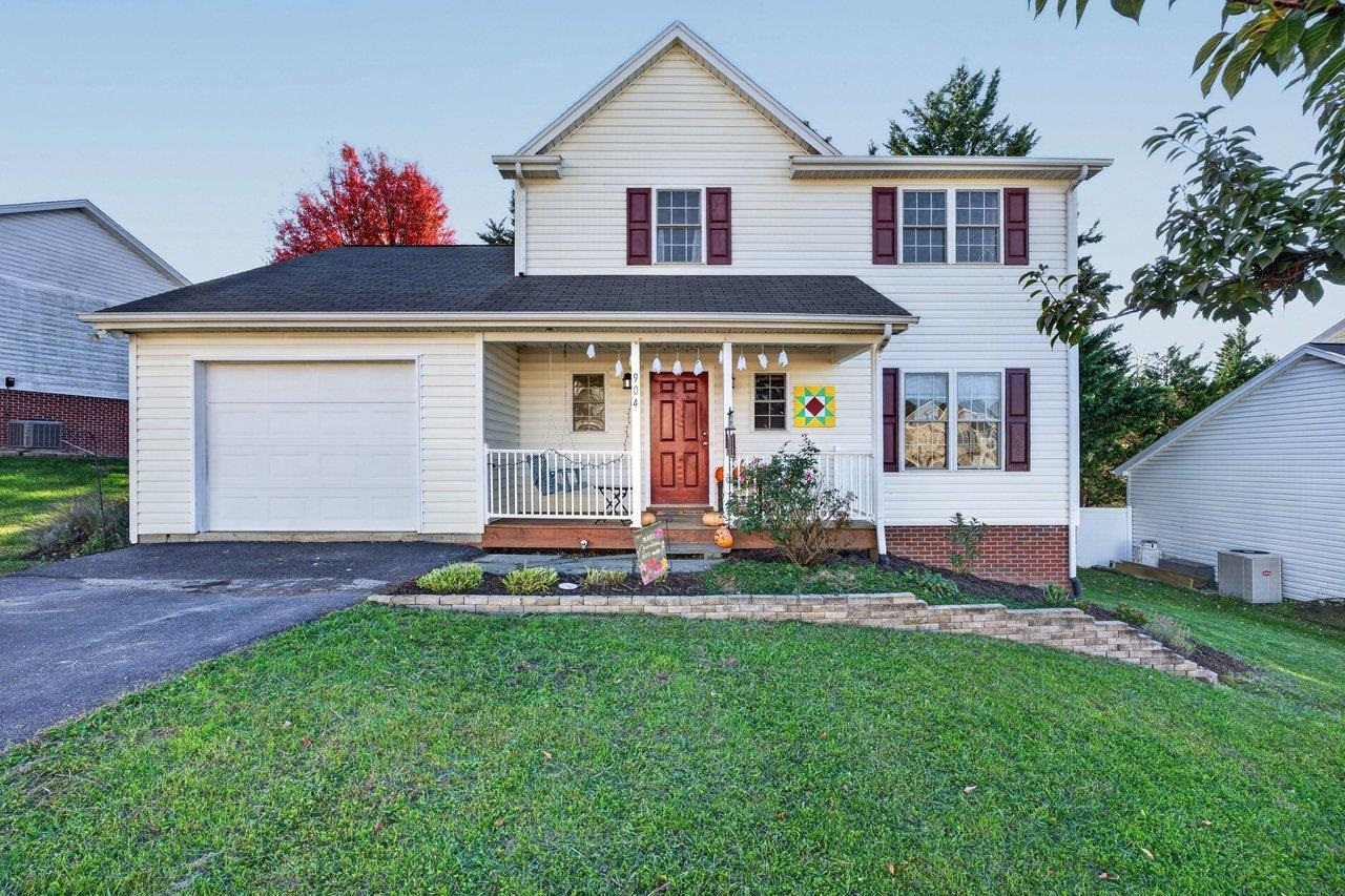 904 BULL RUN, STAUNTON, Virginia 24401, 3 Bedrooms Bedrooms, ,2 BathroomsBathrooms,Residential,Welcoming family home is nice neighborhood,904 BULL RUN,683441 MLS # 683441