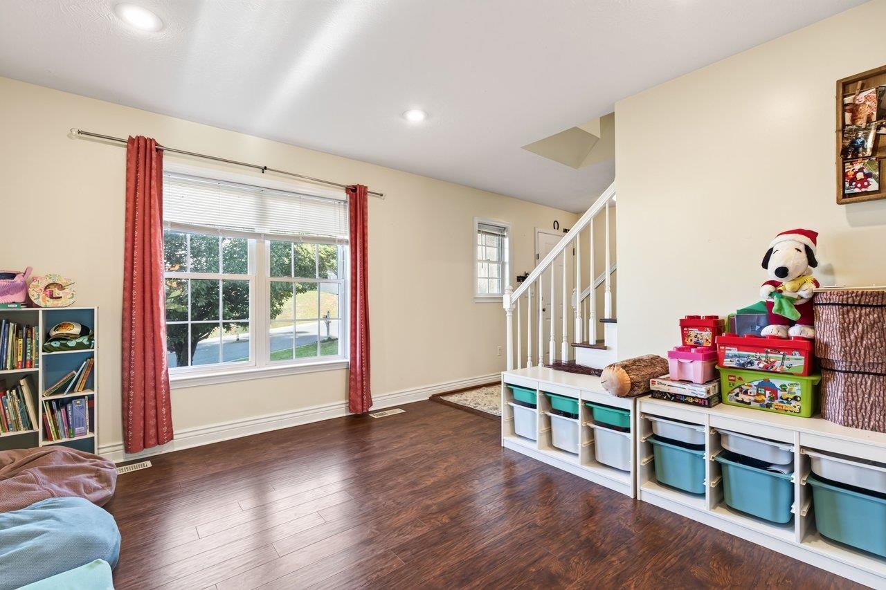 904 BULL RUN, STAUNTON, Virginia 24401, 3 Bedrooms Bedrooms, ,2 BathroomsBathrooms,Residential,Welcoming family home is nice neighborhood,904 BULL RUN,683441 MLS # 683441