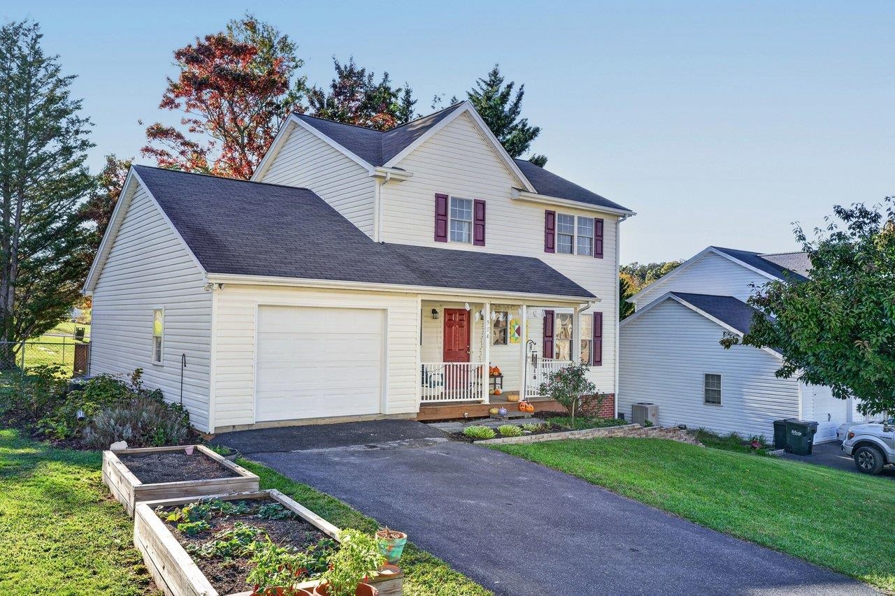 904 BULL RUN, STAUNTON, Virginia 24401, 3 Bedrooms Bedrooms, ,2 BathroomsBathrooms,Residential,Welcoming family home is nice neighborhood,904 BULL RUN,683441 MLS # 683441