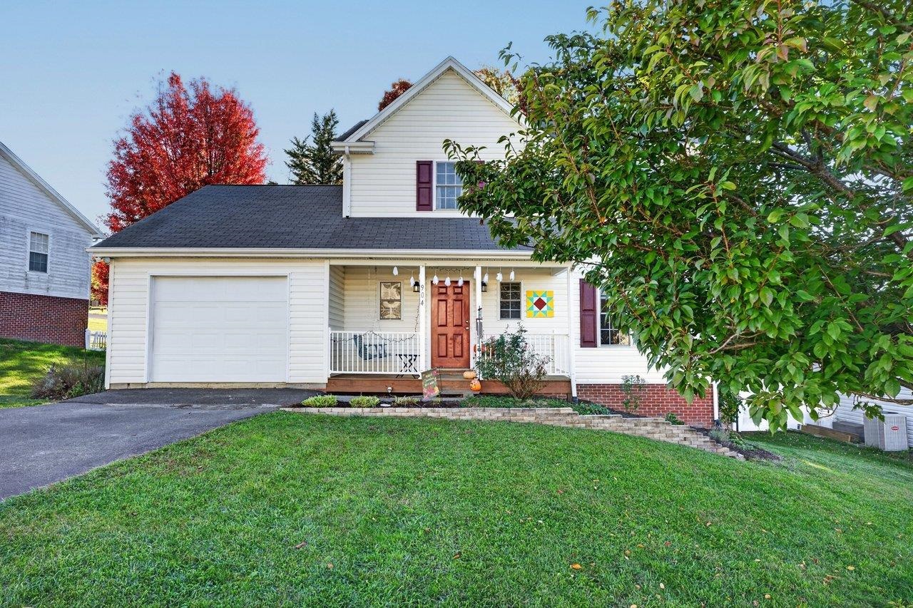 904 BULL RUN, STAUNTON, Virginia 24401, 3 Bedrooms Bedrooms, ,2 BathroomsBathrooms,Residential,Welcoming family home is nice neighborhood,904 BULL RUN,683441 MLS # 683441