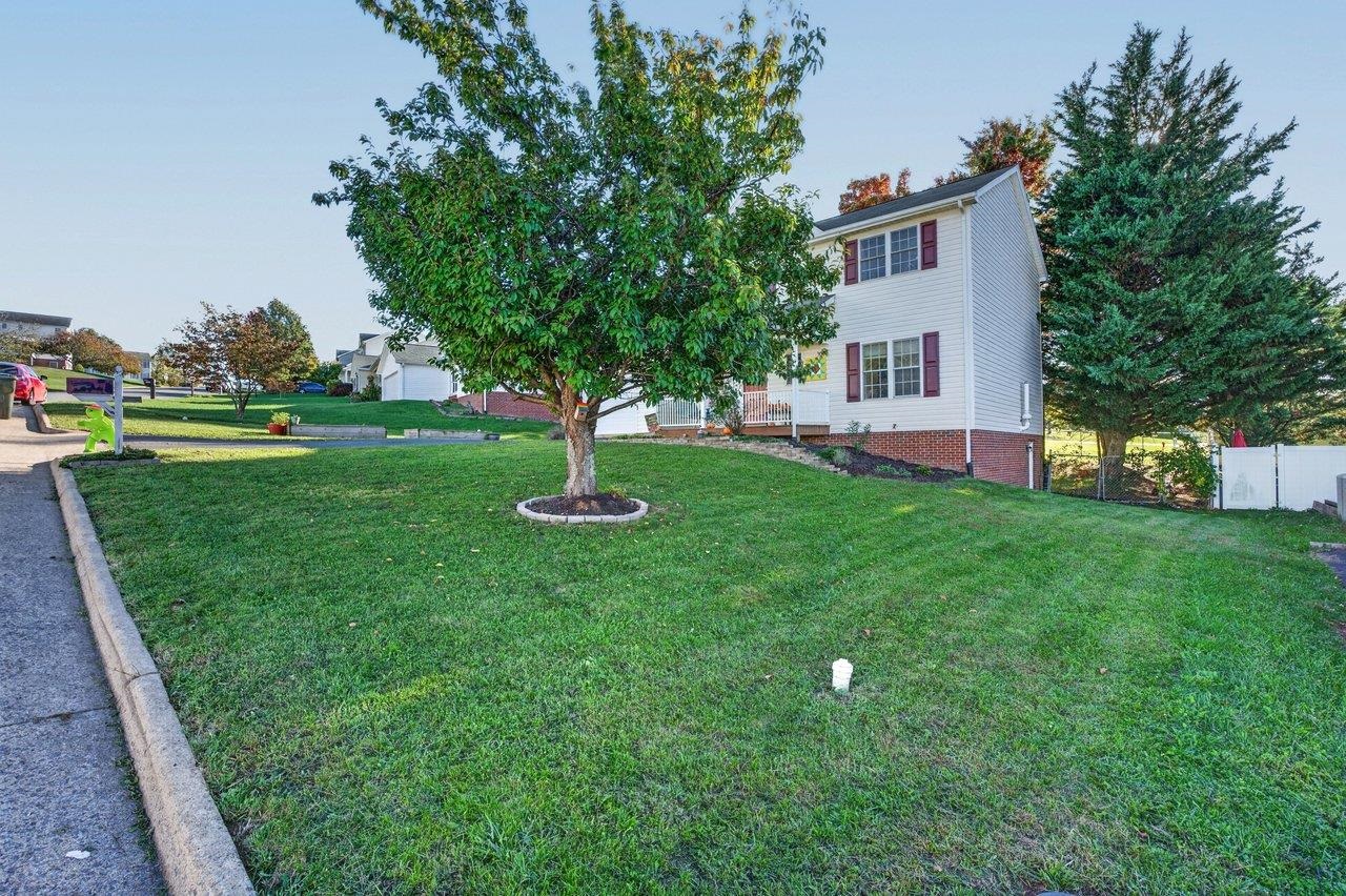 904 BULL RUN, STAUNTON, Virginia 24401, 3 Bedrooms Bedrooms, ,2 BathroomsBathrooms,Residential,Welcoming family home is nice neighborhood,904 BULL RUN,683441 MLS # 683441
