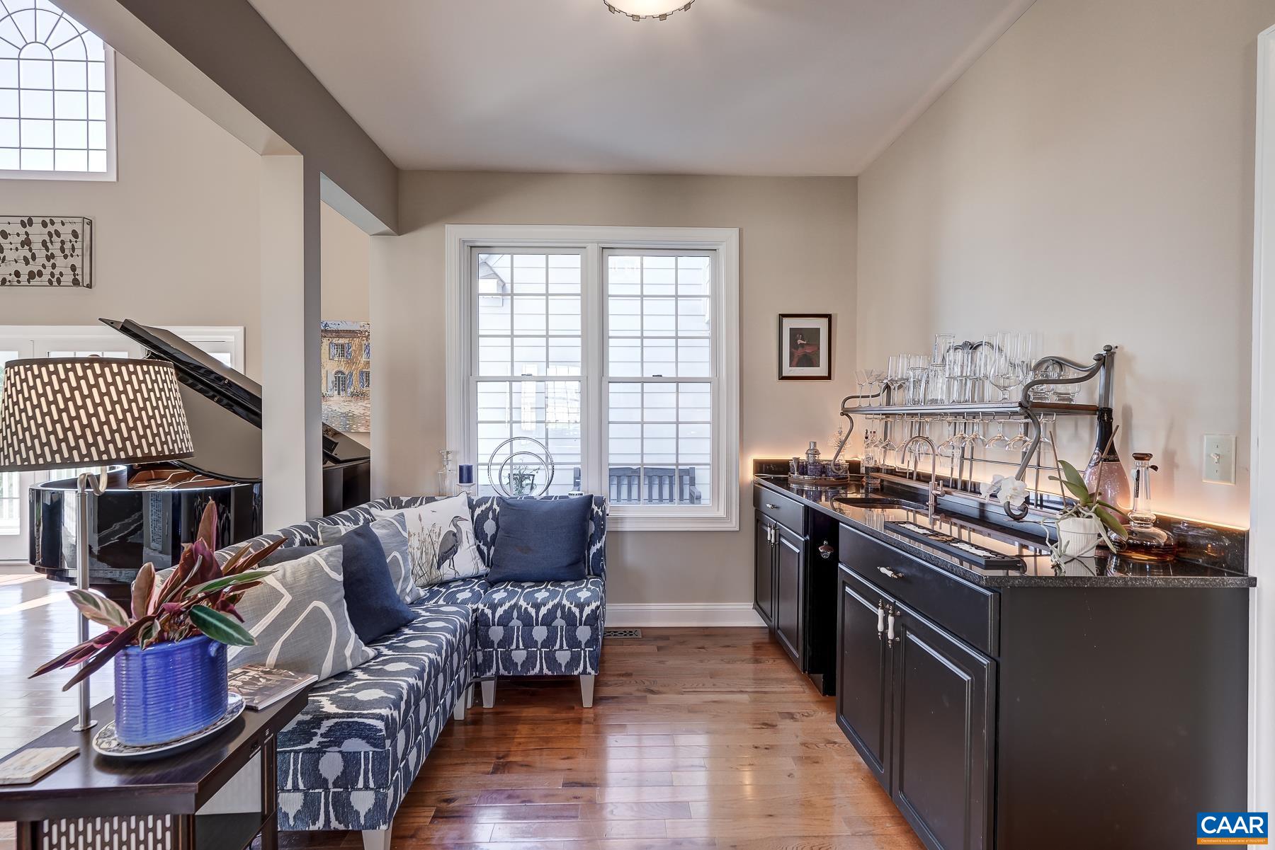 Newly added wet bar is great for entertainers! Newly added wet bar is great for entertainers!