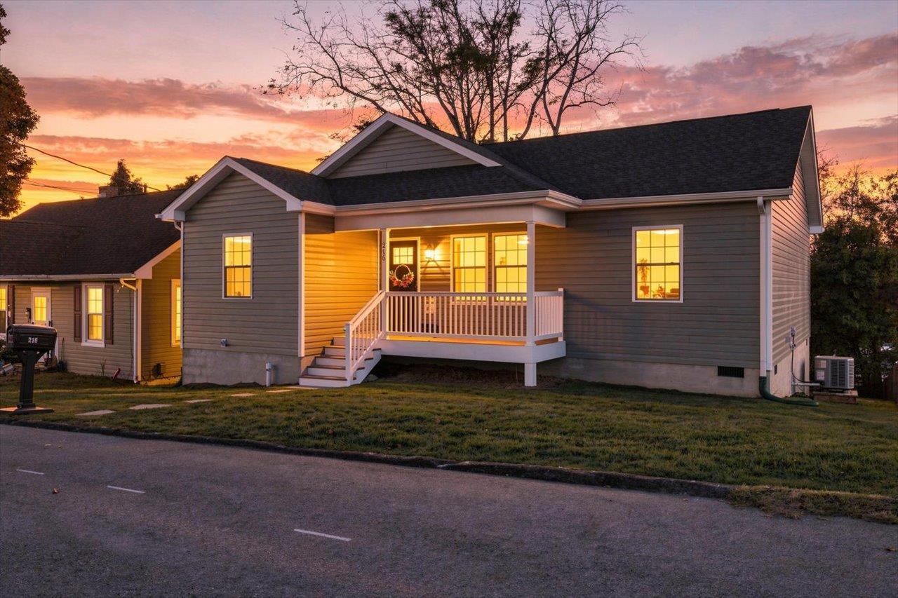 216 THOMPSON ST, STAUNTON, Virginia 24401, 3 Bedrooms Bedrooms, ,2 BathroomsBathrooms,Residential,216 THOMPSON ST,683497 MLS # 683497