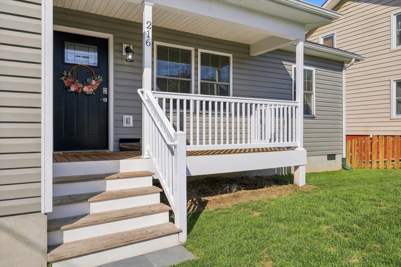 216 THOMPSON ST, STAUNTON, Virginia 24401, 3 Bedrooms Bedrooms, ,2 BathroomsBathrooms,Residential,216 THOMPSON ST,683497 MLS # 683497