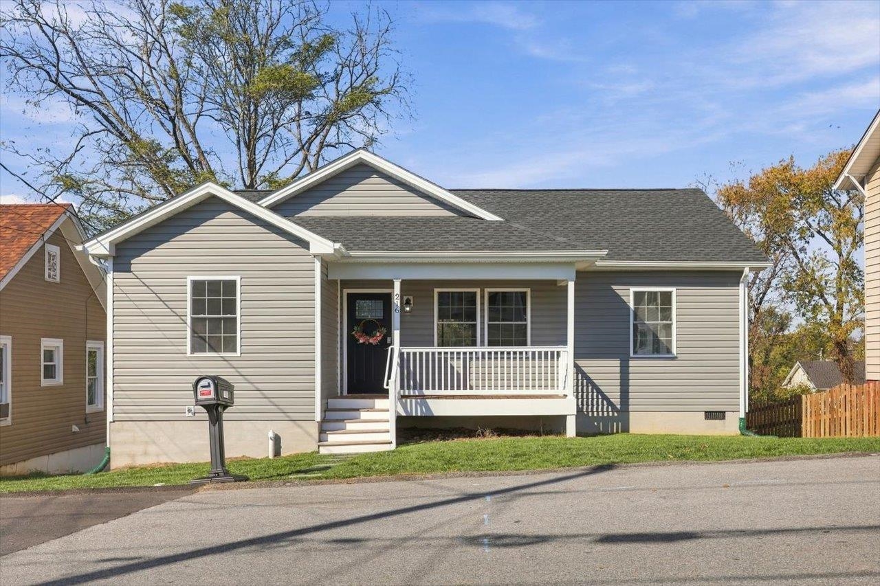 216 THOMPSON ST, STAUNTON, Virginia 24401, 3 Bedrooms Bedrooms, ,2 BathroomsBathrooms,Residential,216 THOMPSON ST,683497 MLS # 683497