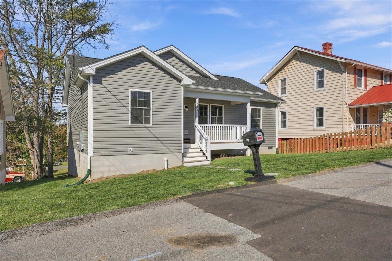 216 THOMPSON ST, STAUNTON, Virginia 24401, 3 Bedrooms Bedrooms, ,2 BathroomsBathrooms,Residential,216 THOMPSON ST,683497 MLS # 683497