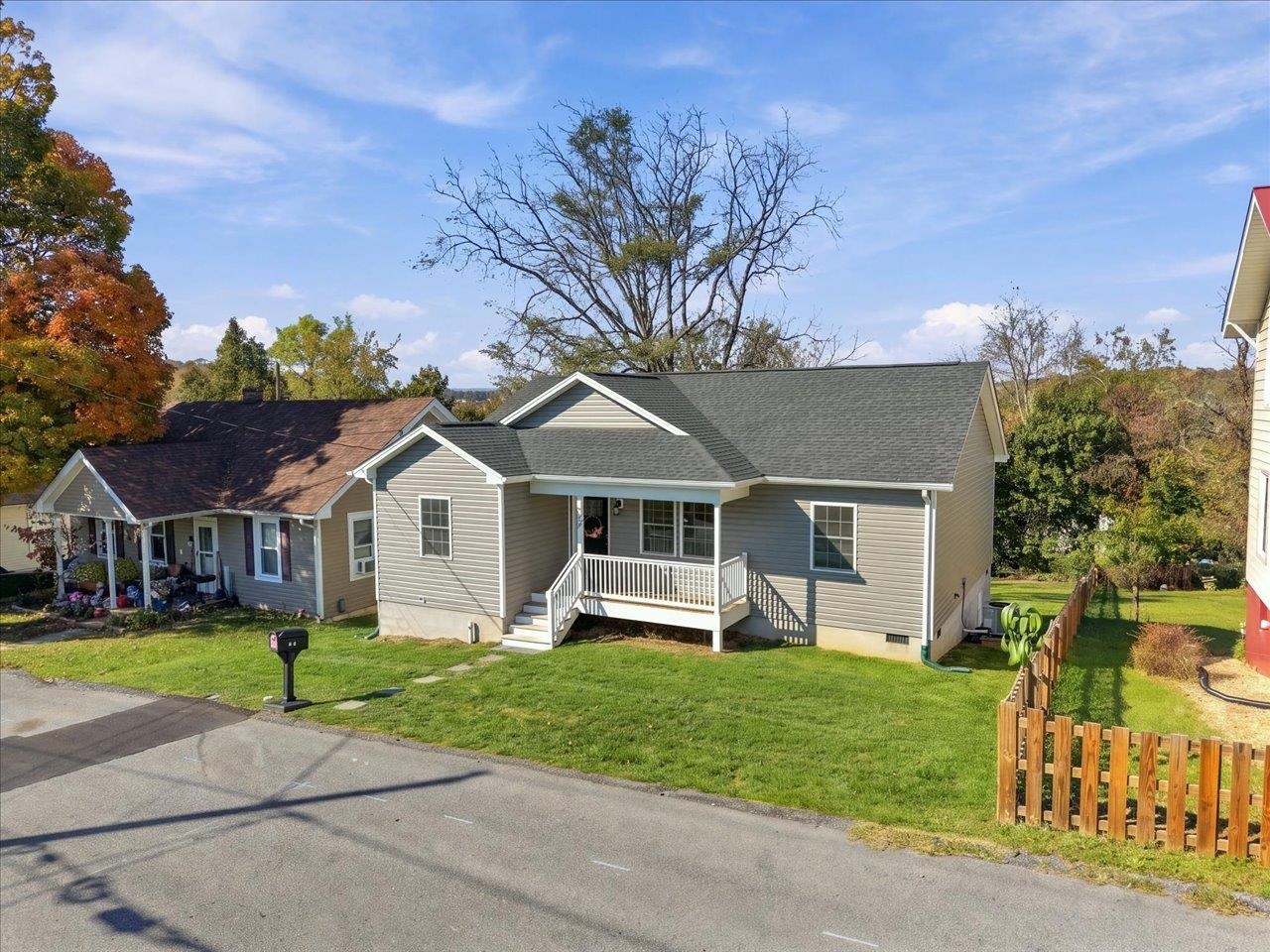 216 THOMPSON ST, STAUNTON, Virginia 24401, 3 Bedrooms Bedrooms, ,2 BathroomsBathrooms,Residential,216 THOMPSON ST,683497 MLS # 683497