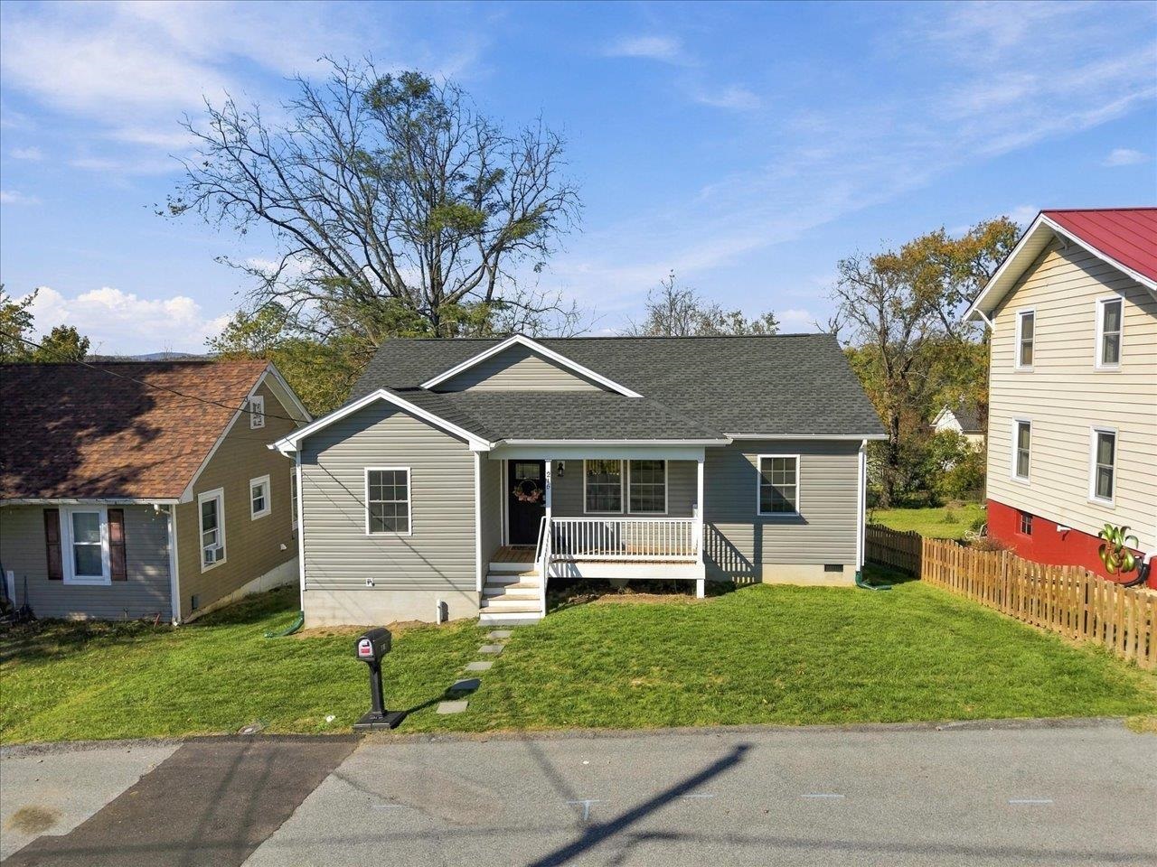 216 THOMPSON ST, STAUNTON, Virginia 24401, 3 Bedrooms Bedrooms, ,2 BathroomsBathrooms,Residential,216 THOMPSON ST,683497 MLS # 683497