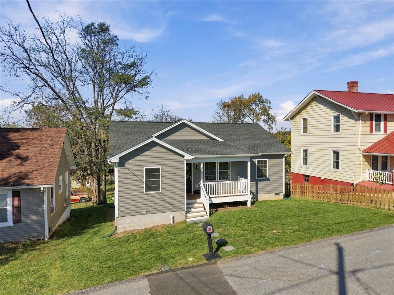 216 THOMPSON ST, STAUNTON, Virginia 24401, 3 Bedrooms Bedrooms, ,2 BathroomsBathrooms,Residential,216 THOMPSON ST,683497 MLS # 683497