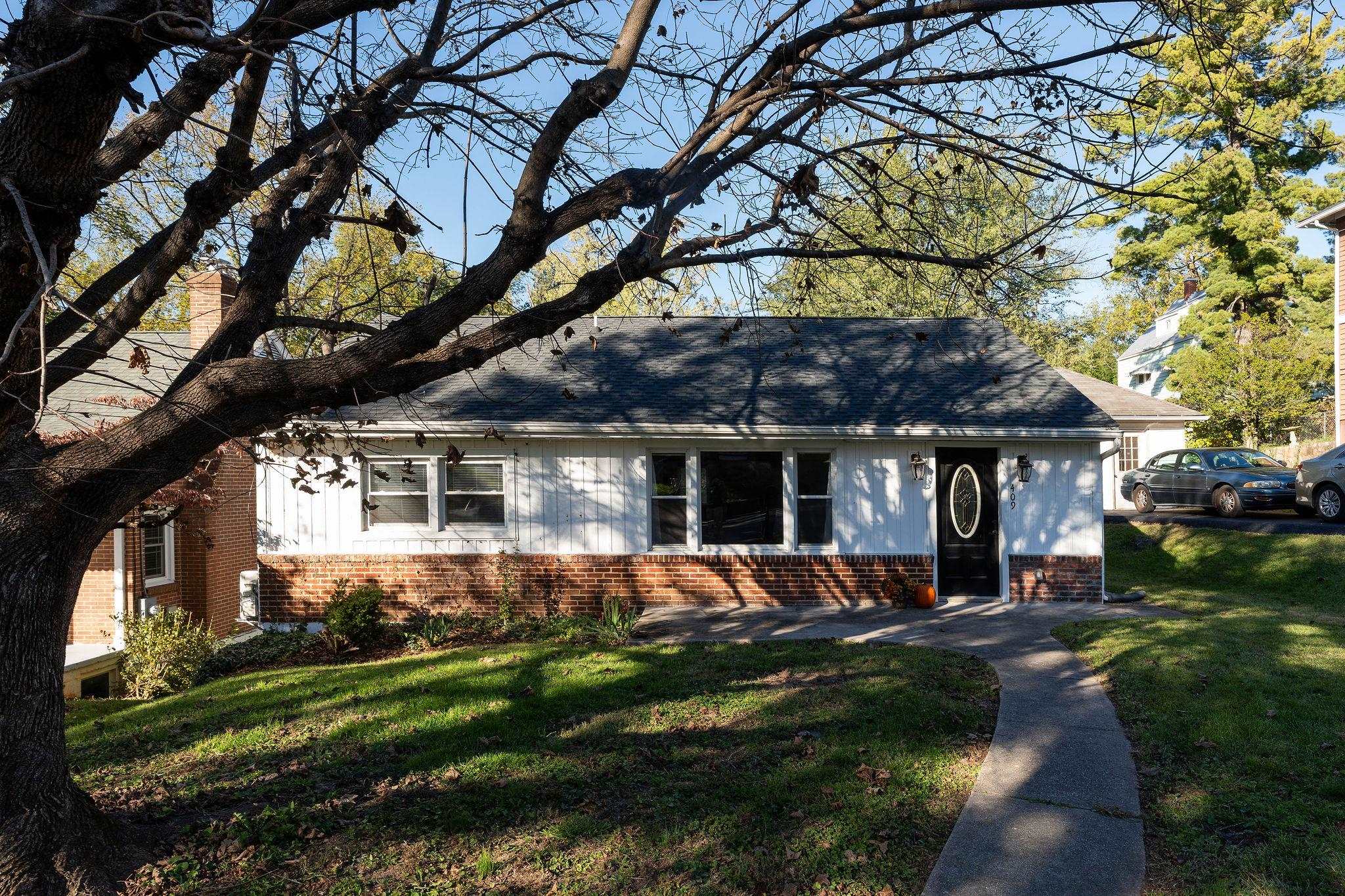 409 HENDREN AVE, STAUNTON, Virginia 24401, 3 Bedrooms Bedrooms, ,2 BathroomsBathrooms,Residential,409 HENDREN AVE,683522 MLS # 683522 409 HENDREN AVE, STAUNTON, Virginia 24401, 3 Bedrooms Bedrooms, ,2 BathroomsBathrooms,Residential,409 HENDREN AVE,683522 MLS # 683522