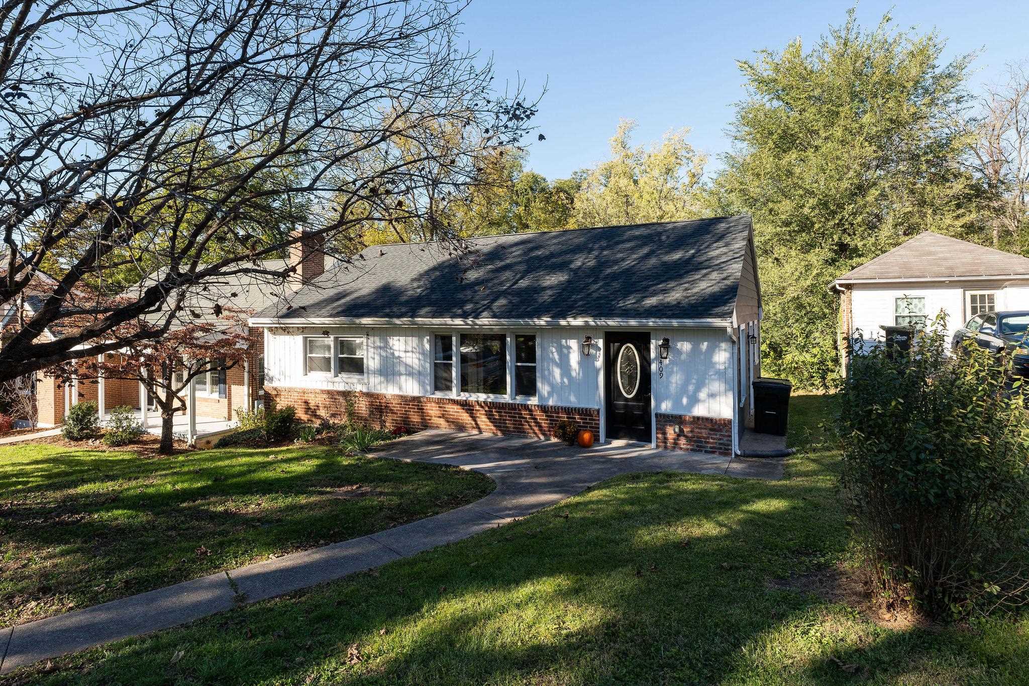 409 HENDREN AVE, STAUNTON, Virginia 24401, 3 Bedrooms Bedrooms, ,2 BathroomsBathrooms,Residential,409 HENDREN AVE,683522 MLS # 683522 409 HENDREN AVE, STAUNTON, Virginia 24401, 3 Bedrooms Bedrooms, ,2 BathroomsBathrooms,Residential,409 HENDREN AVE,683522 MLS # 683522