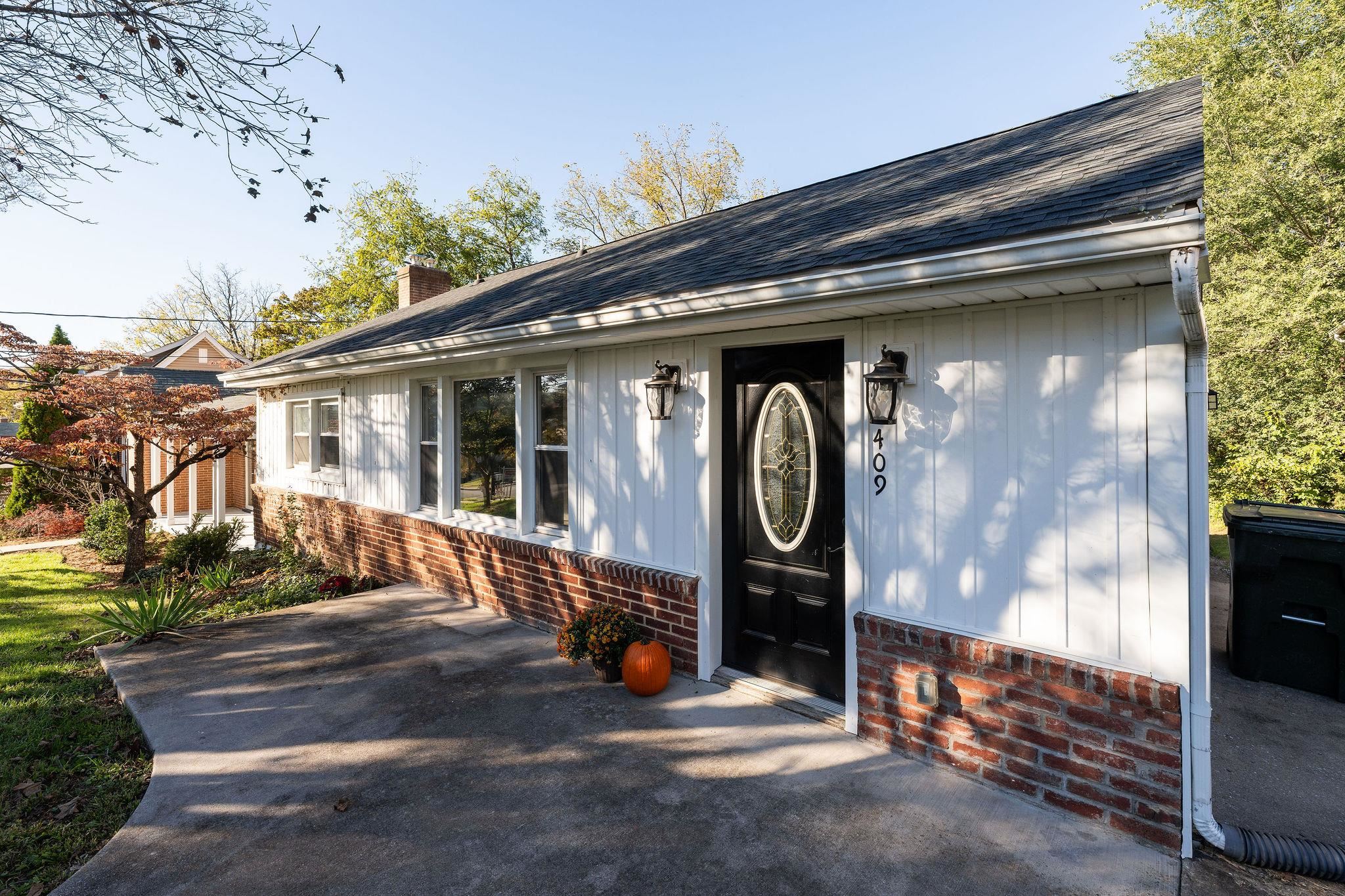 409 HENDREN AVE, STAUNTON, Virginia 24401, 3 Bedrooms Bedrooms, ,2 BathroomsBathrooms,Residential,409 HENDREN AVE,683522 MLS # 683522 409 HENDREN AVE, STAUNTON, Virginia 24401, 3 Bedrooms Bedrooms, ,2 BathroomsBathrooms,Residential,409 HENDREN AVE,683522 MLS # 683522
