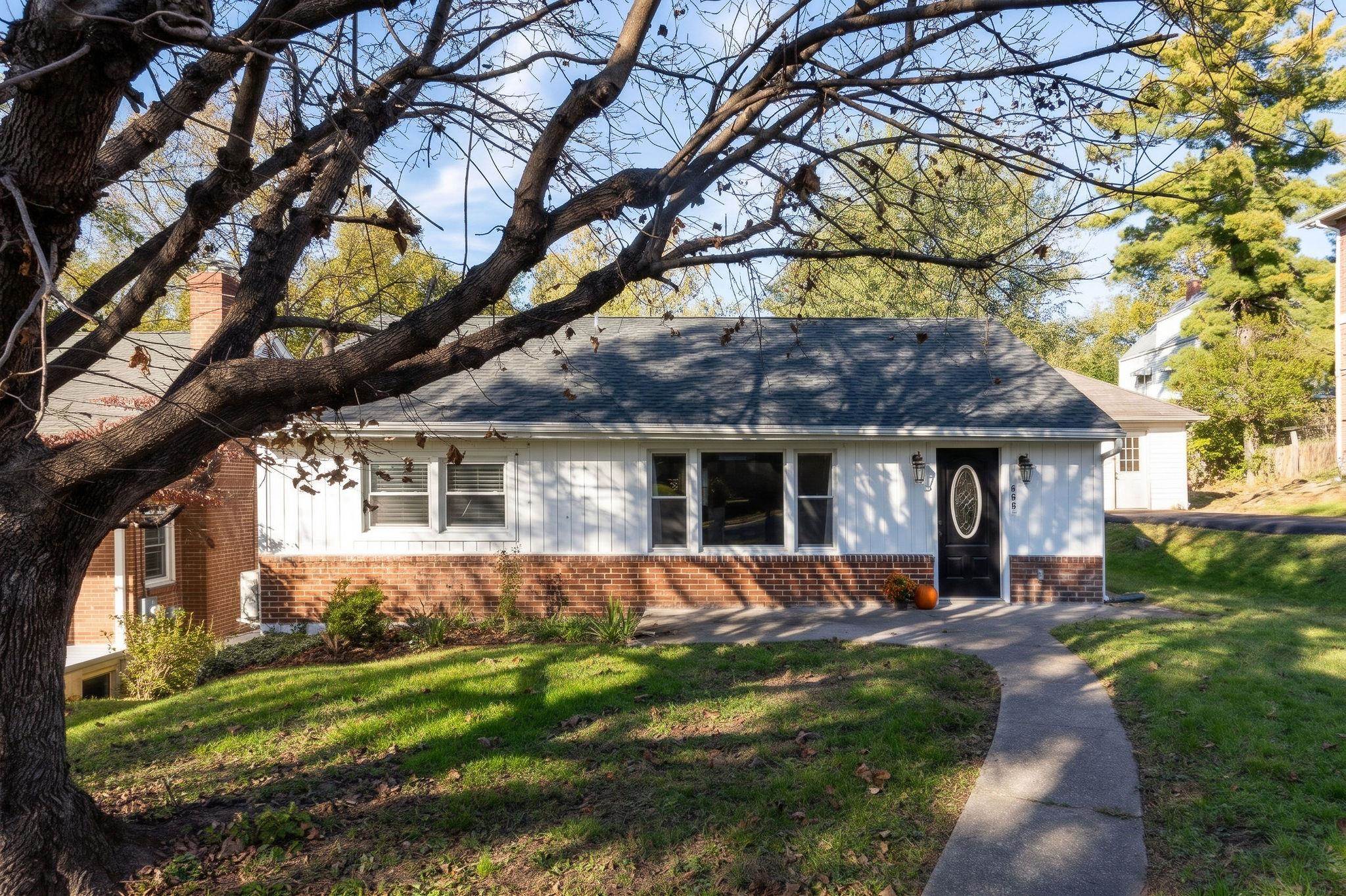 409 HENDREN AVE, STAUNTON, Virginia 24401, 3 Bedrooms Bedrooms, ,2 BathroomsBathrooms,Residential,409 HENDREN AVE,683522 MLS # 683522 409 HENDREN AVE, STAUNTON, Virginia 24401, 3 Bedrooms Bedrooms, ,2 BathroomsBathrooms,Residential,409 HENDREN AVE,683522 MLS # 683522
