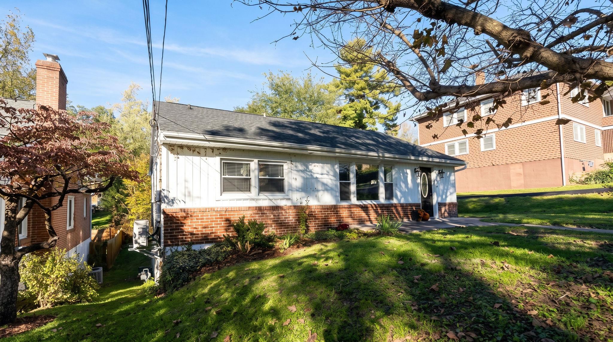 409 HENDREN AVE, STAUNTON, Virginia 24401, 3 Bedrooms Bedrooms, ,2 BathroomsBathrooms,Residential,409 HENDREN AVE,683522 MLS # 683522 409 HENDREN AVE, STAUNTON, Virginia 24401, 3 Bedrooms Bedrooms, ,2 BathroomsBathrooms,Residential,409 HENDREN AVE,683522 MLS # 683522
