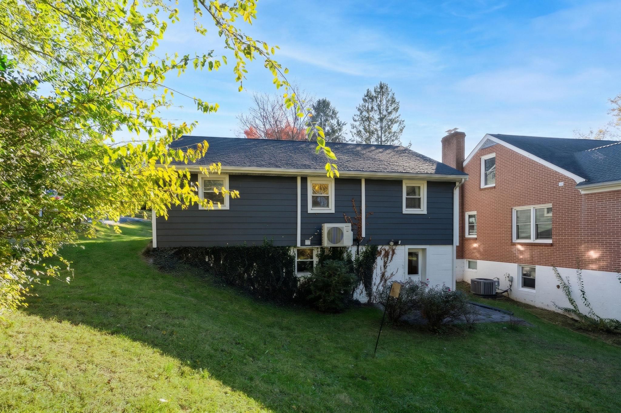 409 HENDREN AVE, STAUNTON, Virginia 24401, 3 Bedrooms Bedrooms, ,2 BathroomsBathrooms,Residential,409 HENDREN AVE,683522 MLS # 683522 409 HENDREN AVE, STAUNTON, Virginia 24401, 3 Bedrooms Bedrooms, ,2 BathroomsBathrooms,Residential,409 HENDREN AVE,683522 MLS # 683522