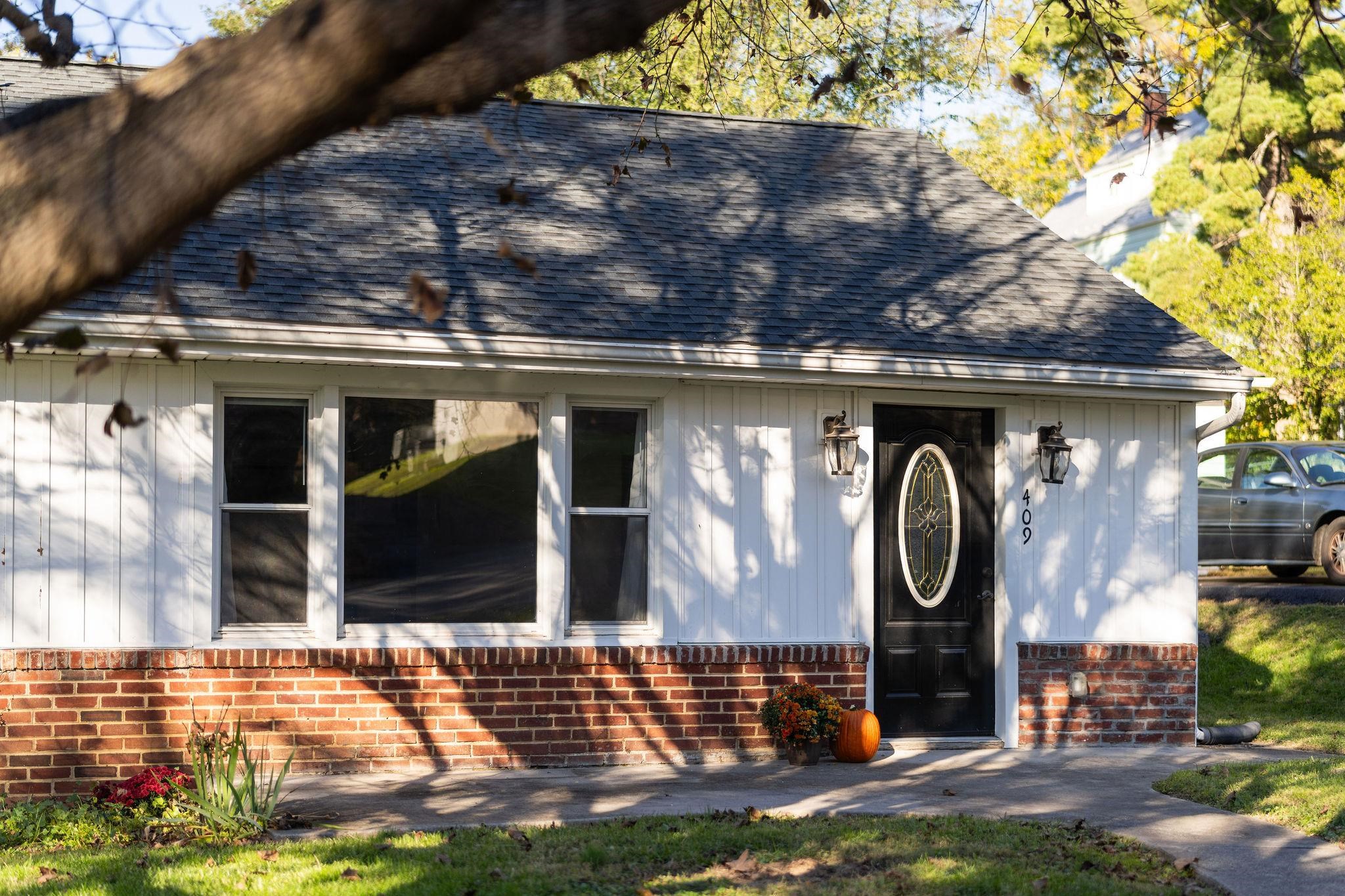 409 HENDREN AVE, STAUNTON, Virginia 24401, 3 Bedrooms Bedrooms, ,2 BathroomsBathrooms,Residential,409 HENDREN AVE,683522 MLS # 683522 409 HENDREN AVE, STAUNTON, Virginia 24401, 3 Bedrooms Bedrooms, ,2 BathroomsBathrooms,Residential,409 HENDREN AVE,683522 MLS # 683522